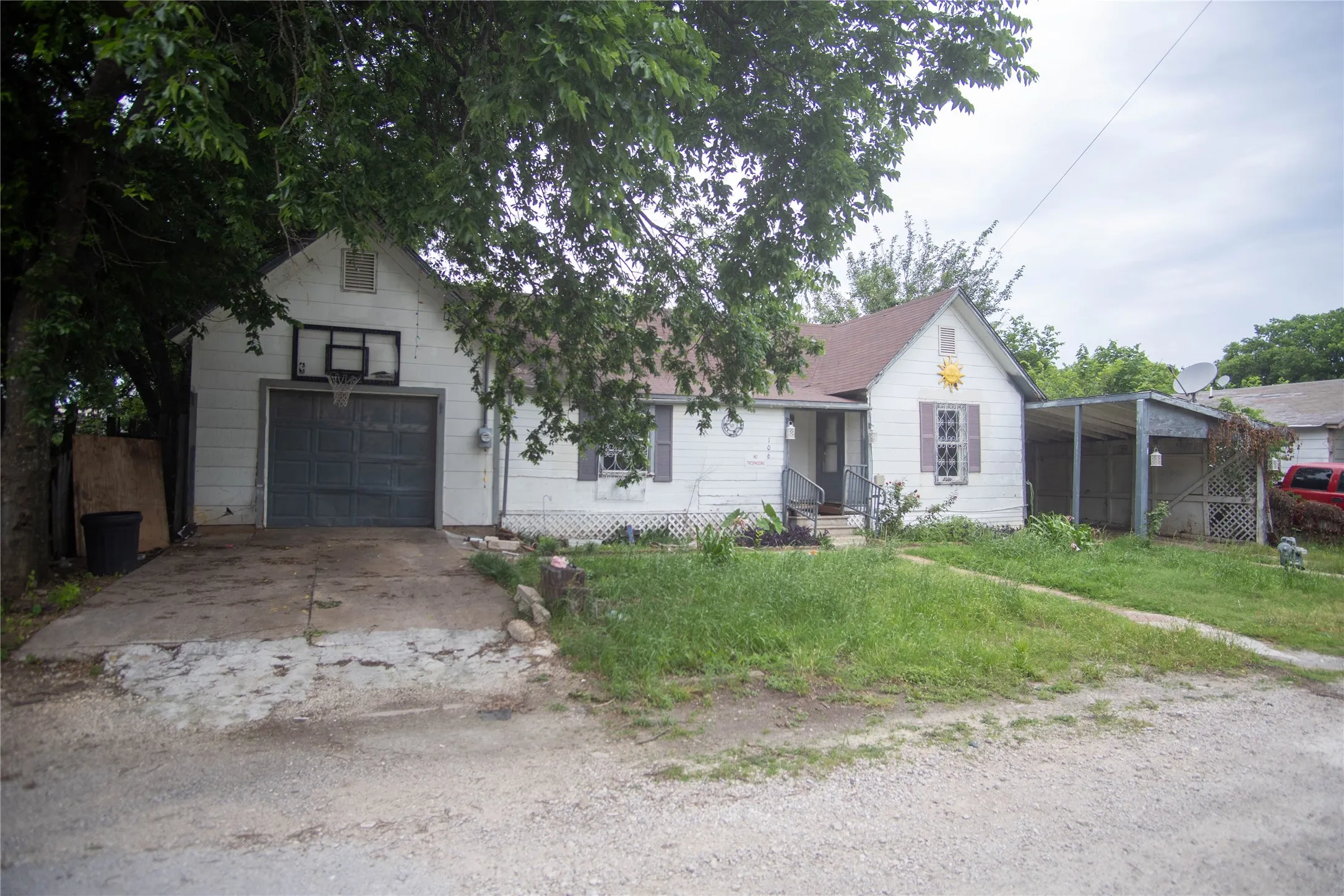 Single Family Residence For Sale in Johnson County , 106 S Watson Street, Alvarado, Texas 76009, 3 Bedrooms, 1 Bathroom, 1 Garage spaces, 1,130 Sqft, built in 1948, Price $155,000, mls#21332289, Real Estate Agent in Alvarado, Homes For Sale in Johnson county, Homes For Sale in Alvarado, Realtor in Alvarado Texas, Real Estate Brokerage Independent Realty Texas, Luminita Cordes Realtor