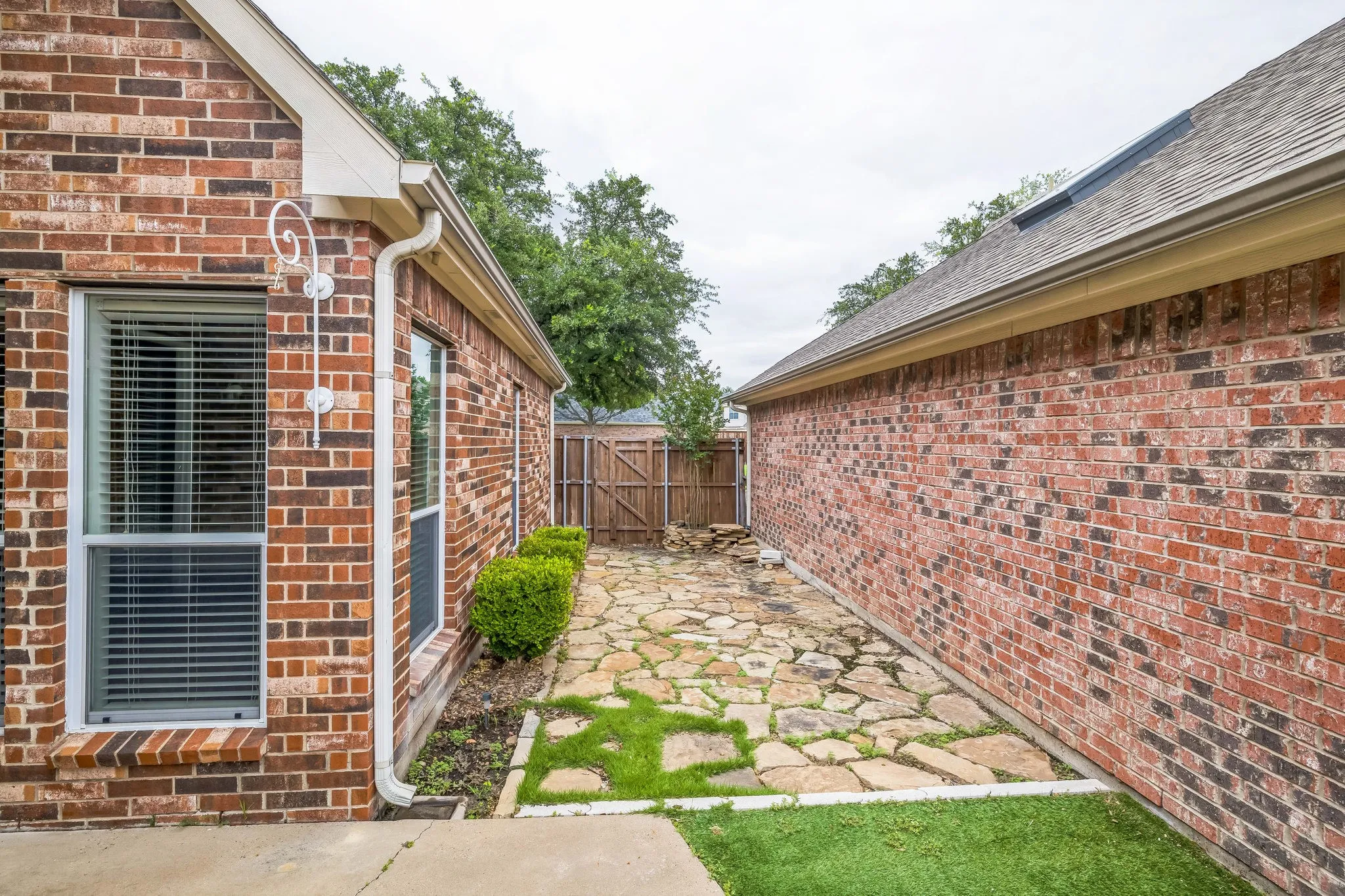 Single Family Residence For Sale in Denton County , 4471 Chandler Drive, Frisco, Texas 75034, 3 Bedrooms, 2 Bathrooms, 2 Garage spaces, 2,102 Sqft, built in 2003, Price $525,000, mls#21335160, Real Estate Agent in Frisco, Homes For Sale in Denton county, Homes For Sale in Frisco, Realtor in Frisco Texas, Real Estate Brokerage Independent Realty Texas, Luminita Cordes Realtor