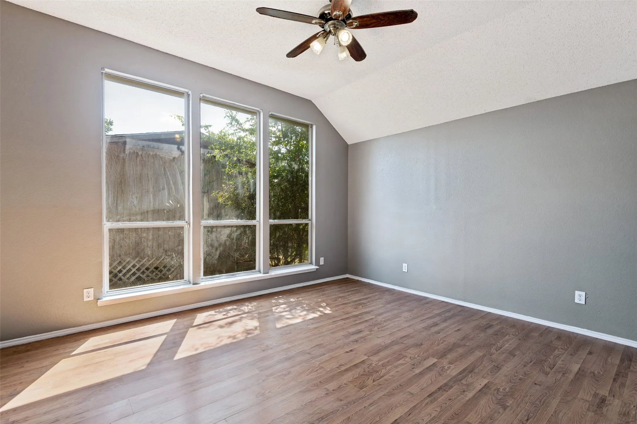 Single Family Residence For Rent in Kaufman County , 521 Brazos Street, Forney, Texas 75126, 4 Bedroom, 2 Bathroom, Garage spaces, 1,800 Sqft, built in 1998, mls#21335170, Real Estate Agent in Forney, Homes For Rent in Kaufman county, Homes For Rent in Forney, Realtor in Forney Texas, Real Estate Brokerage Independent Realty Texas, Luminita Cordes Realtor