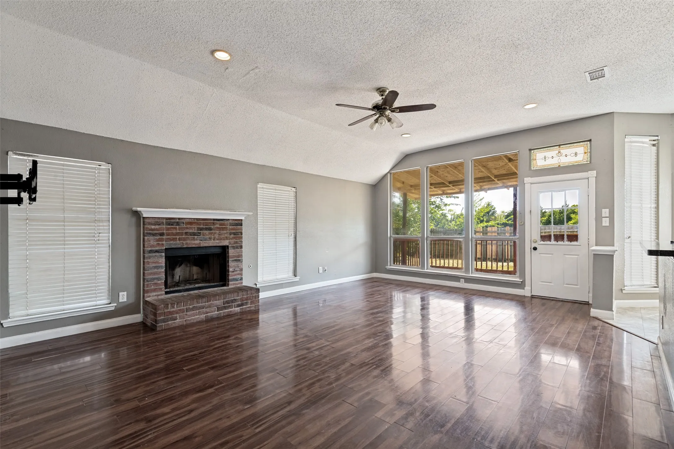 Single Family Residence For Rent in Kaufman County , 521 Brazos Street, Forney, Texas 75126, 4 Bedroom, 2 Bathroom, Garage spaces, 1,800 Sqft, built in 1998, mls#21335170, Real Estate Agent in Forney, Homes For Rent in Kaufman county, Homes For Rent in Forney, Realtor in Forney Texas, Real Estate Brokerage Independent Realty Texas, Luminita Cordes Realtor
