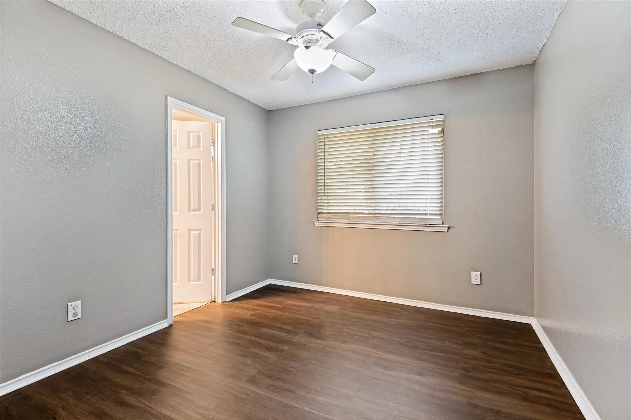 Single Family Residence For Rent in Kaufman County , 521 Brazos Street, Forney, Texas 75126, 4 Bedroom, 2 Bathroom, Garage spaces, 1,800 Sqft, built in 1998, mls#21335170, Real Estate Agent in Forney, Homes For Rent in Kaufman county, Homes For Rent in Forney, Realtor in Forney Texas, Real Estate Brokerage Independent Realty Texas, Luminita Cordes Realtor