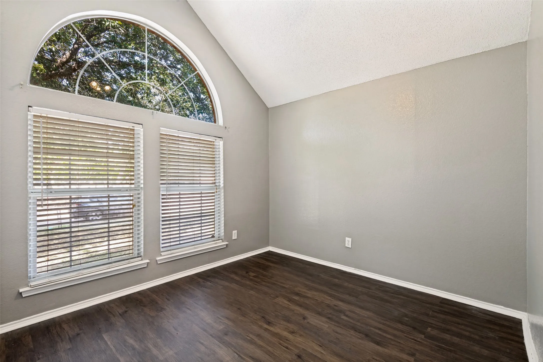 Single Family Residence For Rent in Kaufman County , 521 Brazos Street, Forney, Texas 75126, 4 Bedroom, 2 Bathroom, Garage spaces, 1,800 Sqft, built in 1998, mls#21335170, Real Estate Agent in Forney, Homes For Rent in Kaufman county, Homes For Rent in Forney, Realtor in Forney Texas, Real Estate Brokerage Independent Realty Texas, Luminita Cordes Realtor