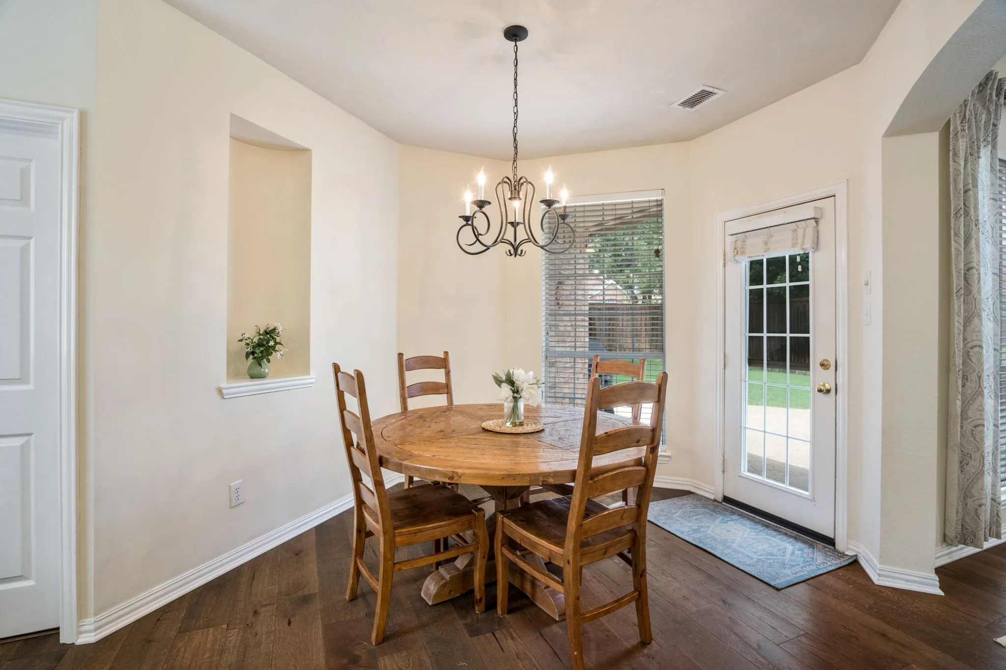 Single Family Residence For Sale in Denton County , 1714 Montura Lane, Frisco, Texas 75033, 4 Bedroom, 4 Bathroom, 2 Garage spaces, 2,927 Sqft, built in 2000, mls#21334987, Real Estate Agent in Frisco, Homes For Sale in Denton county, Homes For Sale in Frisco, Realtor in Frisco Texas, Real Estate Brokerage Independent Realty Texas, Luminita Cordes Realtor