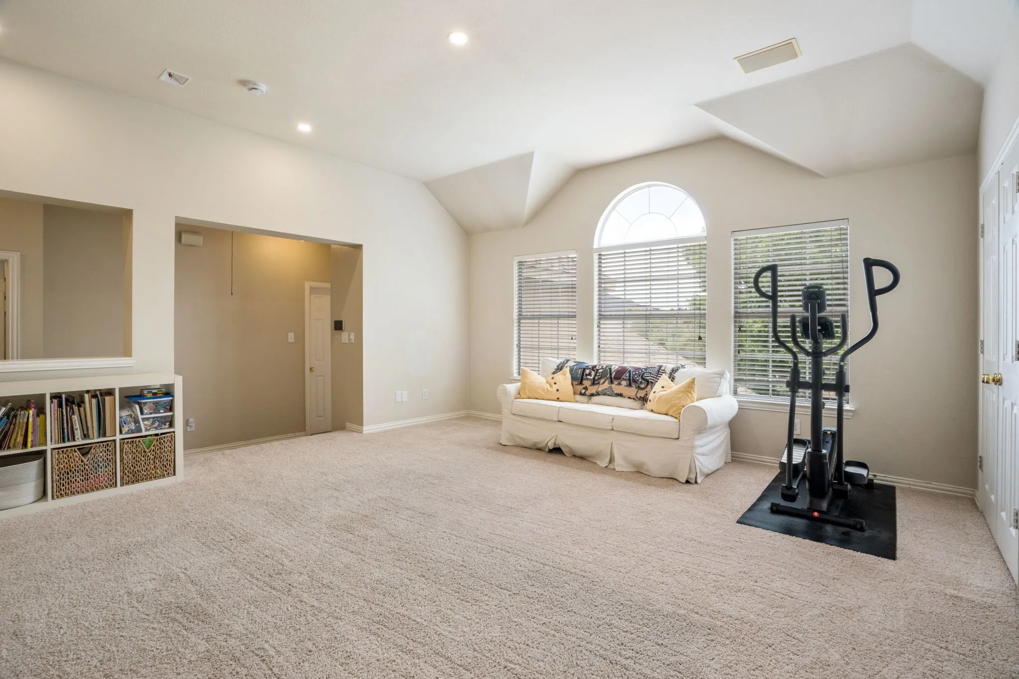 Single Family Residence For Sale in Denton County , 1714 Montura Lane, Frisco, Texas 75033, 4 Bedroom, 4 Bathroom, 2 Garage spaces, 2,927 Sqft, built in 2000, mls#21334987, Real Estate Agent in Frisco, Homes For Sale in Denton county, Homes For Sale in Frisco, Realtor in Frisco Texas, Real Estate Brokerage Independent Realty Texas, Luminita Cordes Realtor