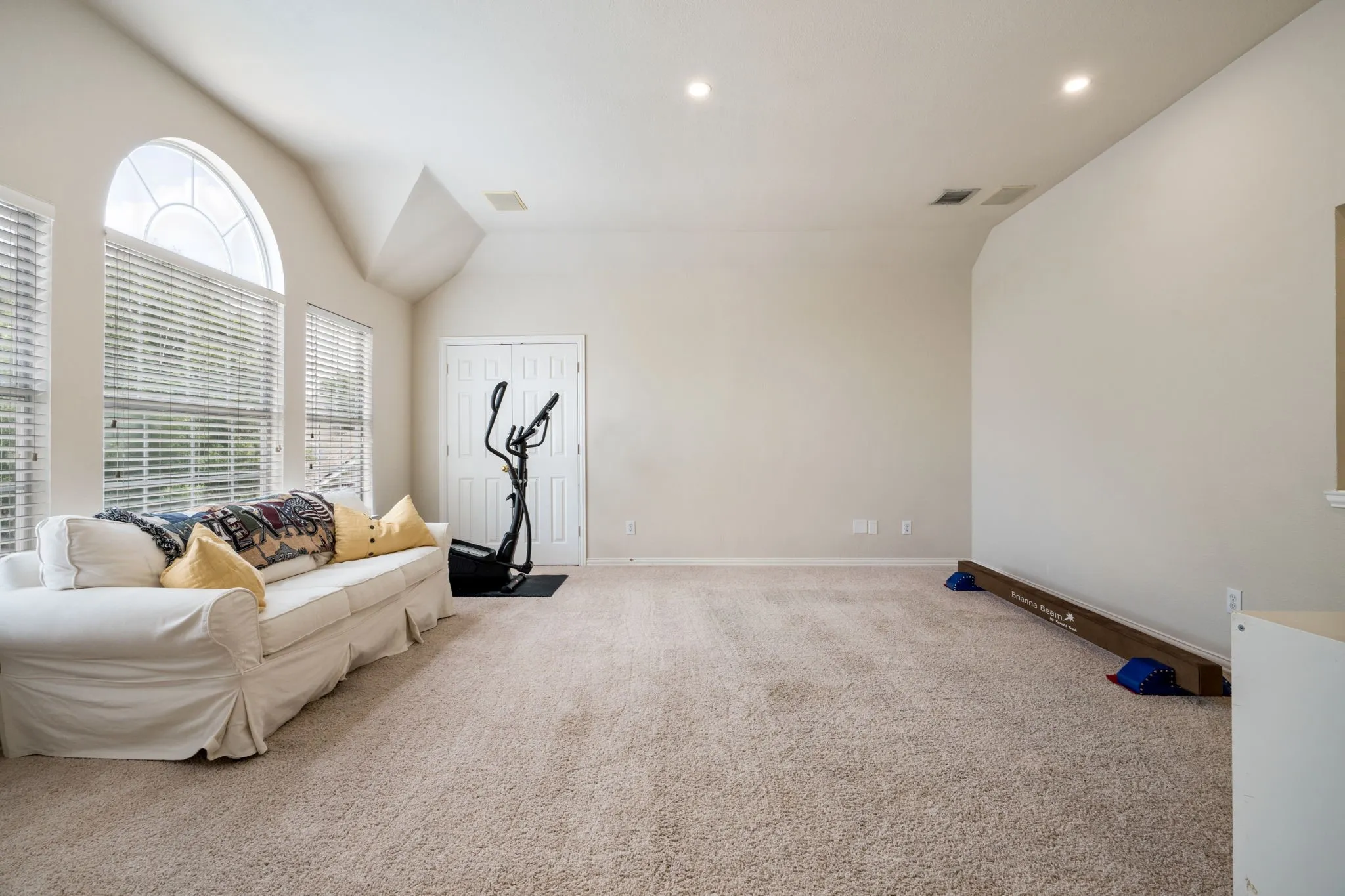Single Family Residence For Sale in Denton County , 1714 Montura Lane, Frisco, Texas 75033, 4 Bedroom, 4 Bathroom, 2 Garage spaces, 2,927 Sqft, built in 2000, mls#21334987, Real Estate Agent in Frisco, Homes For Sale in Denton county, Homes For Sale in Frisco, Realtor in Frisco Texas, Real Estate Brokerage Independent Realty Texas, Luminita Cordes Realtor