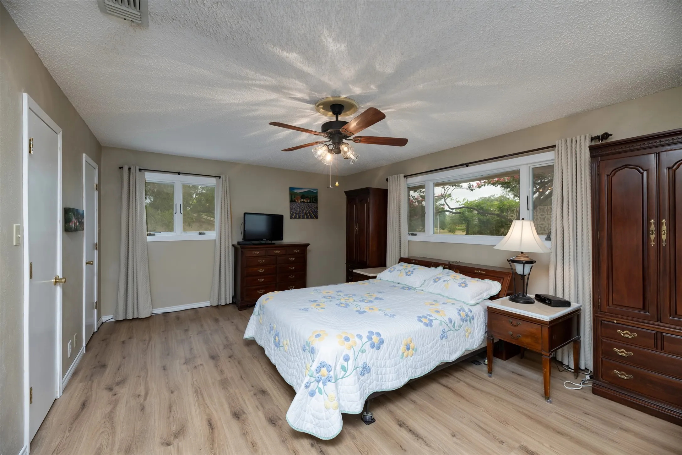 Single Family Residence For Sale in Parker County , 706 Norton Street, Weatherford, Texas 76086, 3 Bedroom, 2 Bathroom, 2 Garage spaces, 2,490 Sqft, built in 1960, mls#21330568, Real Estate Agent in Weatherford, Homes For Sale in Parker county, Homes For Sale in Weatherford, Realtor in Weatherford Texas, Real Estate Brokerage Independent Realty Texas, Luminita Cordes Realtor