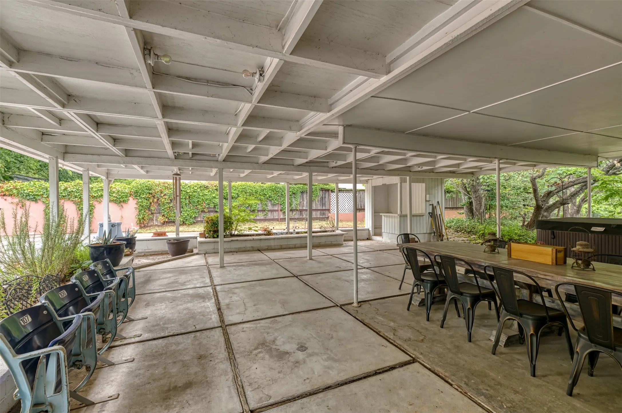 Single Family Residence For Sale in Parker County , 706 Norton Street, Weatherford, Texas 76086, 3 Bedroom, 2 Bathroom, 2 Garage spaces, 2,490 Sqft, built in 1960, mls#21330568, Real Estate Agent in Weatherford, Homes For Sale in Parker county, Homes For Sale in Weatherford, Realtor in Weatherford Texas, Real Estate Brokerage Independent Realty Texas, Luminita Cordes Realtor