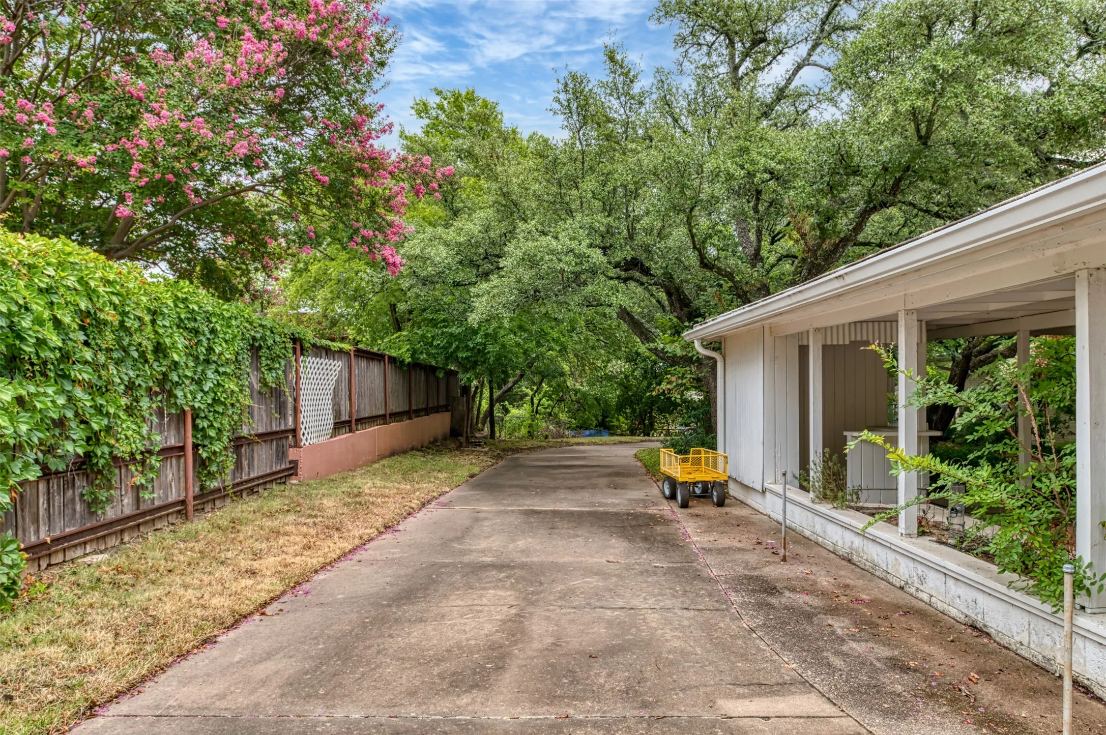 Single Family Residence For Sale in Parker County , 706 Norton Street, Weatherford, Texas 76086, 3 Bedroom, 2 Bathroom, 2 Garage spaces, 2,490 Sqft, built in 1960, mls#21330568, Real Estate Agent in Weatherford, Homes For Sale in Parker county, Homes For Sale in Weatherford, Realtor in Weatherford Texas, Real Estate Brokerage Independent Realty Texas, Luminita Cordes Realtor