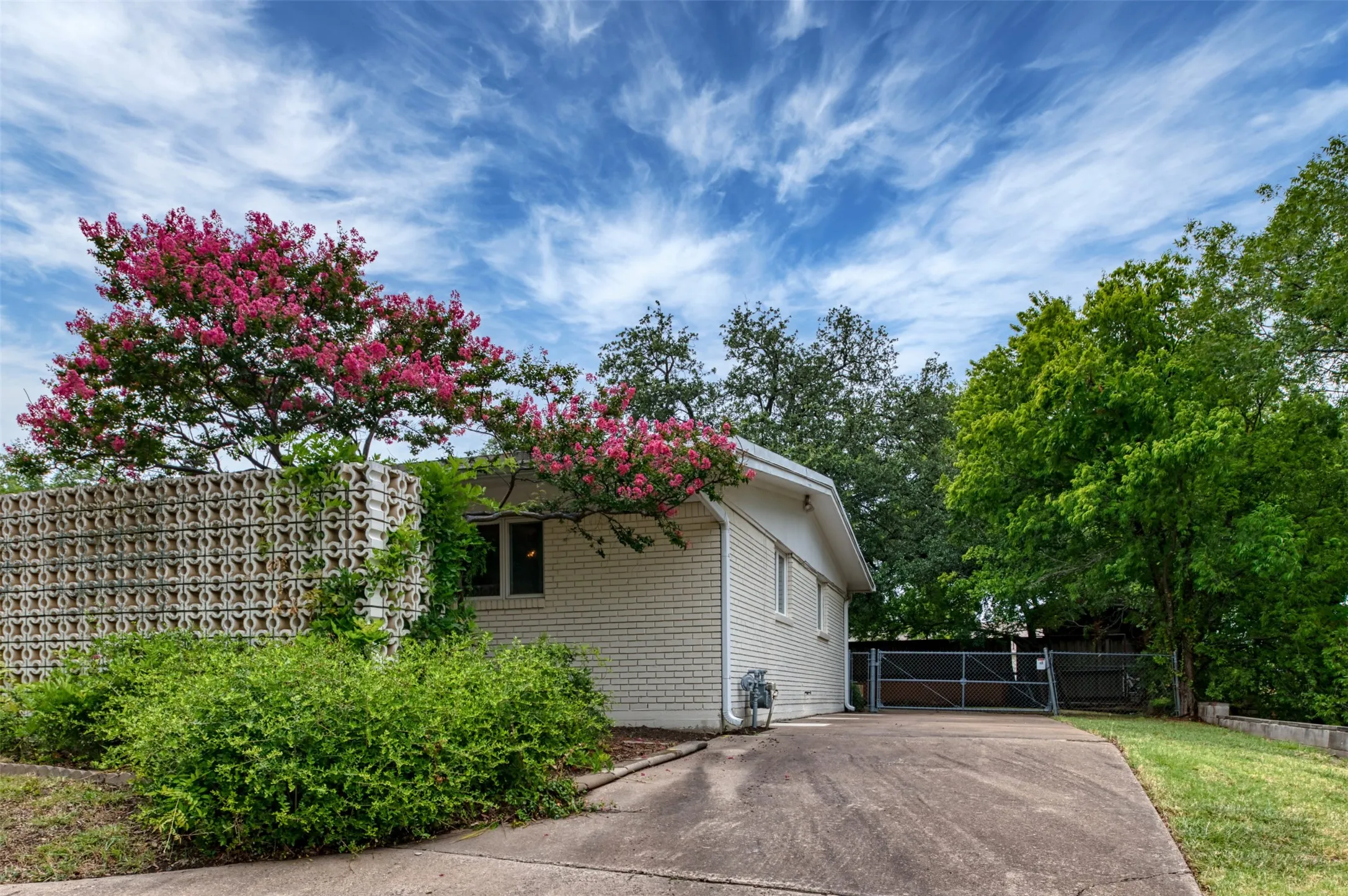 Single Family Residence For Sale in Parker County , 706 Norton Street, Weatherford, Texas 76086, 3 Bedroom, 2 Bathroom, 2 Garage spaces, 2,490 Sqft, built in 1960, mls#21330568, Real Estate Agent in Weatherford, Homes For Sale in Parker county, Homes For Sale in Weatherford, Realtor in Weatherford Texas, Real Estate Brokerage Independent Realty Texas, Luminita Cordes Realtor