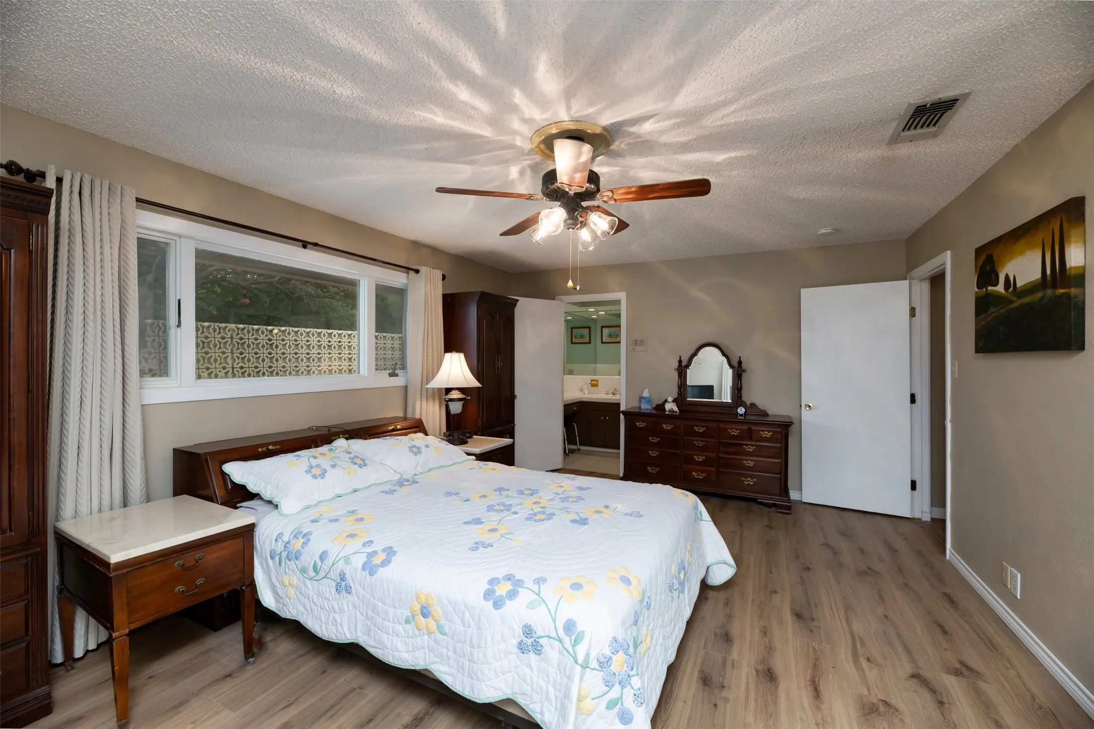 Single Family Residence For Sale in Parker County , 706 Norton Street, Weatherford, Texas 76086, 3 Bedroom, 2 Bathroom, 2 Garage spaces, 2,490 Sqft, built in 1960, mls#21330568, Real Estate Agent in Weatherford, Homes For Sale in Parker county, Homes For Sale in Weatherford, Realtor in Weatherford Texas, Real Estate Brokerage Independent Realty Texas, Luminita Cordes Realtor