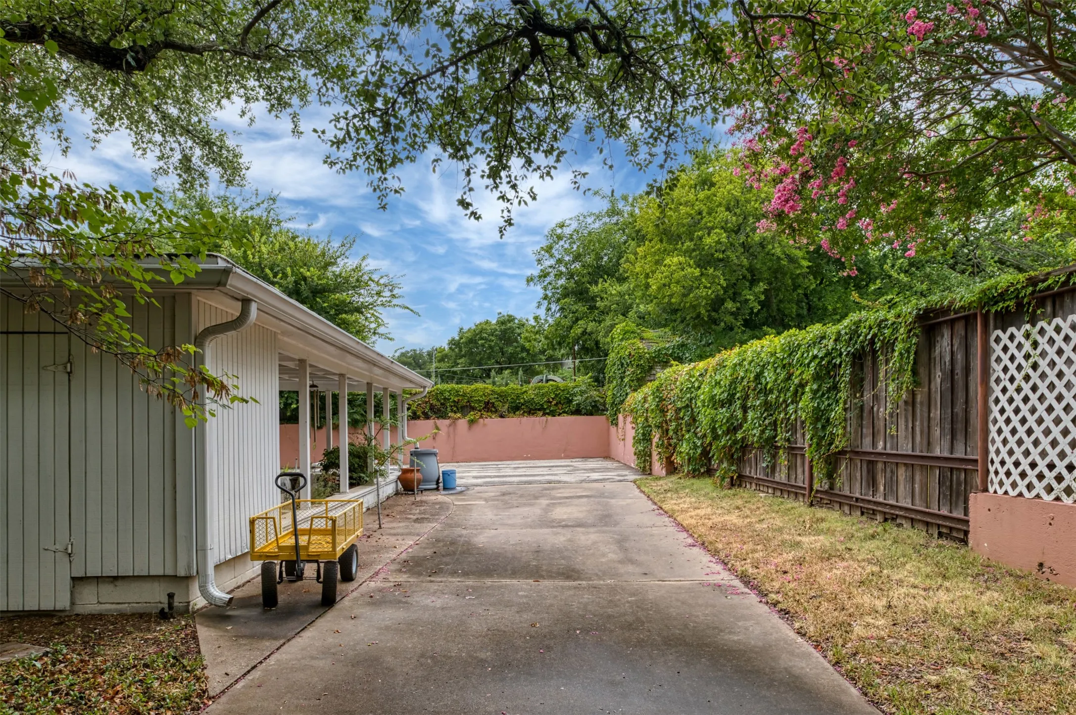 Single Family Residence For Sale in Parker County , 706 Norton Street, Weatherford, Texas 76086, 3 Bedroom, 2 Bathroom, 2 Garage spaces, 2,490 Sqft, built in 1960, mls#21330568, Real Estate Agent in Weatherford, Homes For Sale in Parker county, Homes For Sale in Weatherford, Realtor in Weatherford Texas, Real Estate Brokerage Independent Realty Texas, Luminita Cordes Realtor