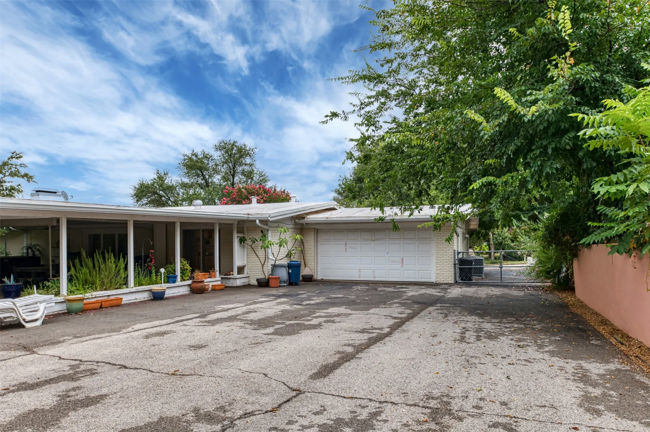 Single Family Residence For Sale in Parker County , 706 Norton Street, Weatherford, Texas 76086, 3 Bedroom, 2 Bathroom, 2 Garage spaces, 2,490 Sqft, built in 1960, mls#21330568, Real Estate Agent in Weatherford, Homes For Sale in Parker county, Homes For Sale in Weatherford, Realtor in Weatherford Texas, Real Estate Brokerage Independent Realty Texas, Luminita Cordes Realtor