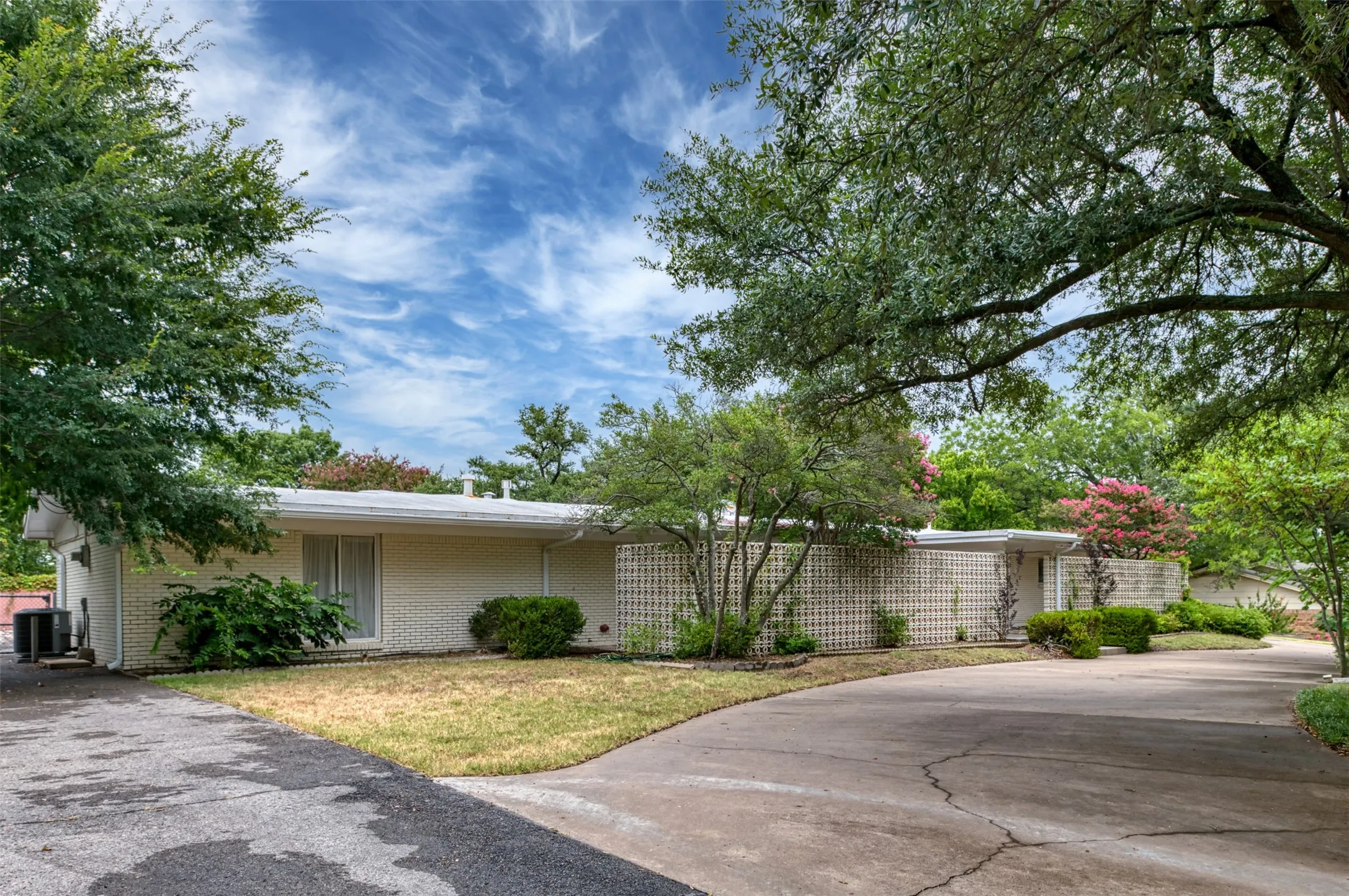 Single Family Residence For Sale in Parker County , 706 Norton Street, Weatherford, Texas 76086, 3 Bedroom, 2 Bathroom, 2 Garage spaces, 2,490 Sqft, built in 1960, mls#21330568, Real Estate Agent in Weatherford, Homes For Sale in Parker county, Homes For Sale in Weatherford, Realtor in Weatherford Texas, Real Estate Brokerage Independent Realty Texas, Luminita Cordes Realtor