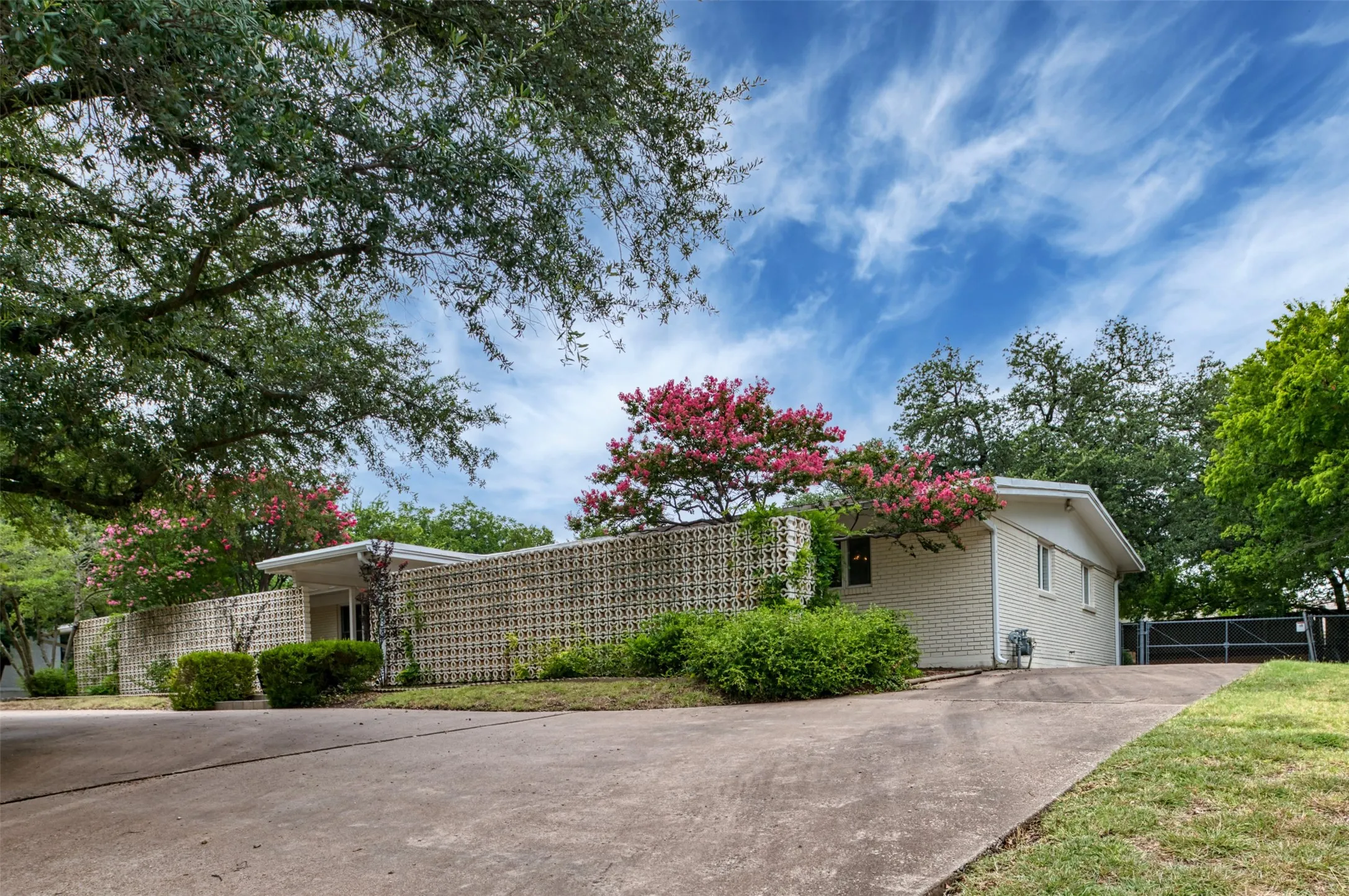 Single Family Residence For Sale in Parker County , 706 Norton Street, Weatherford, Texas 76086, 3 Bedroom, 2 Bathroom, 2 Garage spaces, 2,490 Sqft, built in 1960, mls#21330568, Real Estate Agent in Weatherford, Homes For Sale in Parker county, Homes For Sale in Weatherford, Realtor in Weatherford Texas, Real Estate Brokerage Independent Realty Texas, Luminita Cordes Realtor