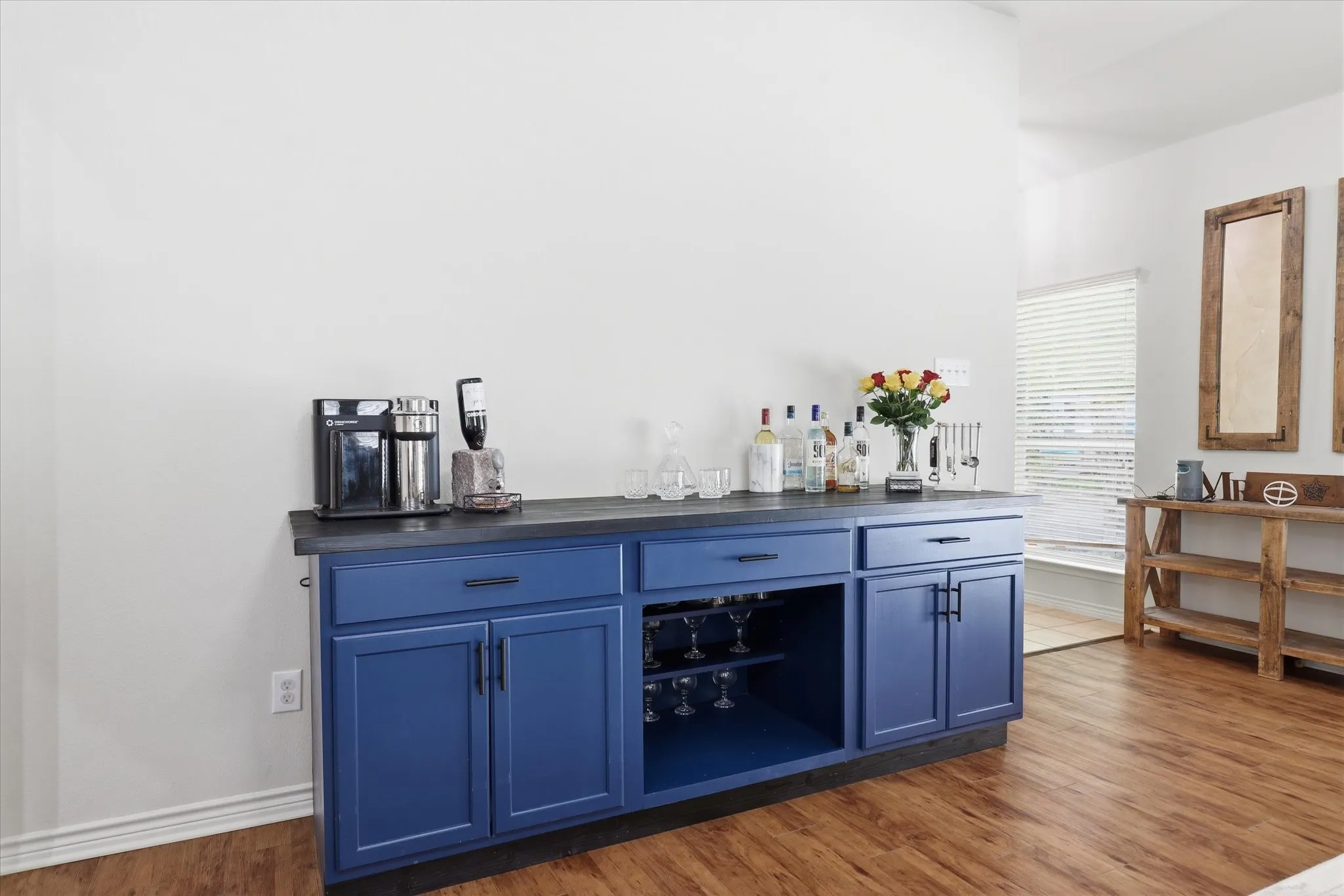 Custom Build Hutch stays with home