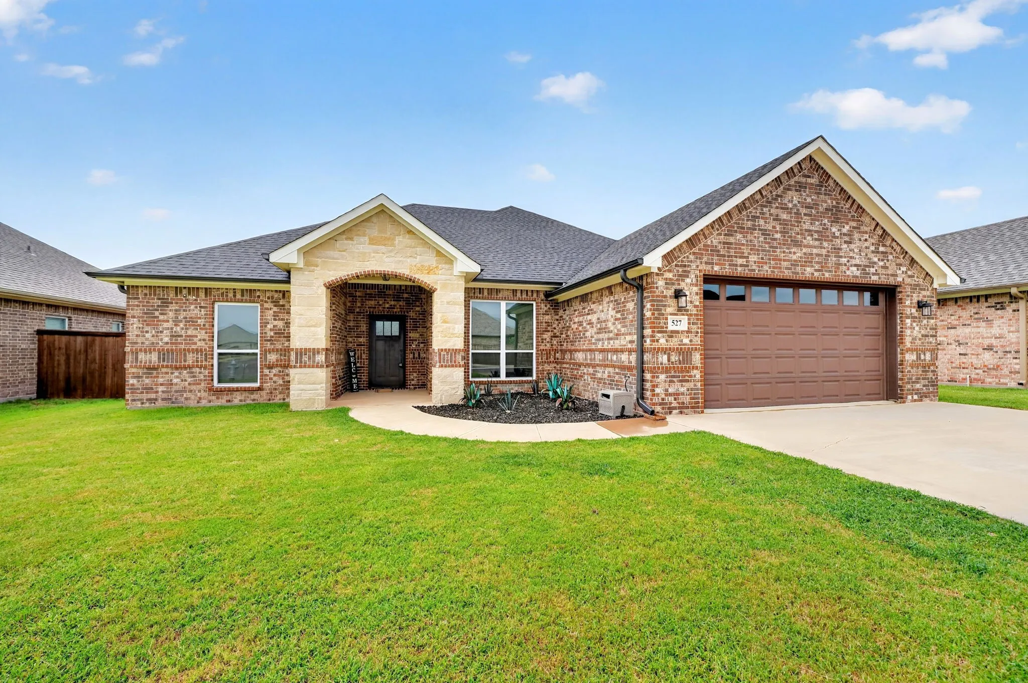 Single Family Residence For Sale in Kaufman County , 527 Limestone Circle, Mabank, Texas 75147, 4 Bedroom, 2 Bathroom, 2 Garage spaces, 1,965 Sqft, built in 2023, mls#21324252, Real Estate Agent in Mabank, Homes For Sale in Kaufman county, Homes For Sale in Mabank, Realtor in Mabank Texas, Real Estate Brokerage Independent Realty Texas, Luminita Cordes Realtor