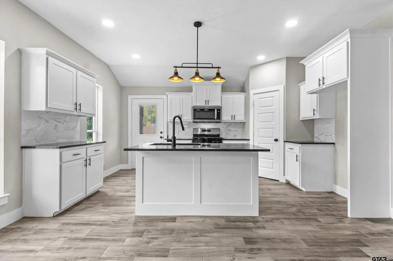 Single Family Residence For Sale in Smith County , 16134 Crossing Circle, Lindale, Texas 75771, 3 Bedroom, 2 Bathroom, 2 Garage spaces, 1,545 Sqft, built in 2024, mls#21335178, Real Estate Agent in Lindale, Homes For Sale in Smith county, Homes For Sale in Lindale, Realtor in Lindale Texas, Real Estate Brokerage Independent Realty Texas, Luminita Cordes Realtor