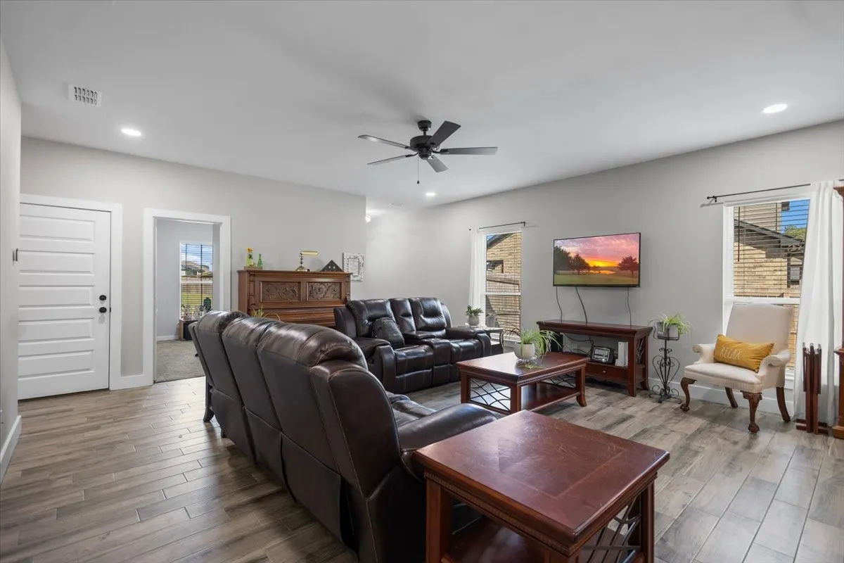 Single Family Residence For Sale in Smith County , 16134 Crossing Circle, Lindale, Texas 75771, 3 Bedroom, 2 Bathroom, 2 Garage spaces, 1,545 Sqft, built in 2024, mls#21335178, Real Estate Agent in Lindale, Homes For Sale in Smith county, Homes For Sale in Lindale, Realtor in Lindale Texas, Real Estate Brokerage Independent Realty Texas, Luminita Cordes Realtor