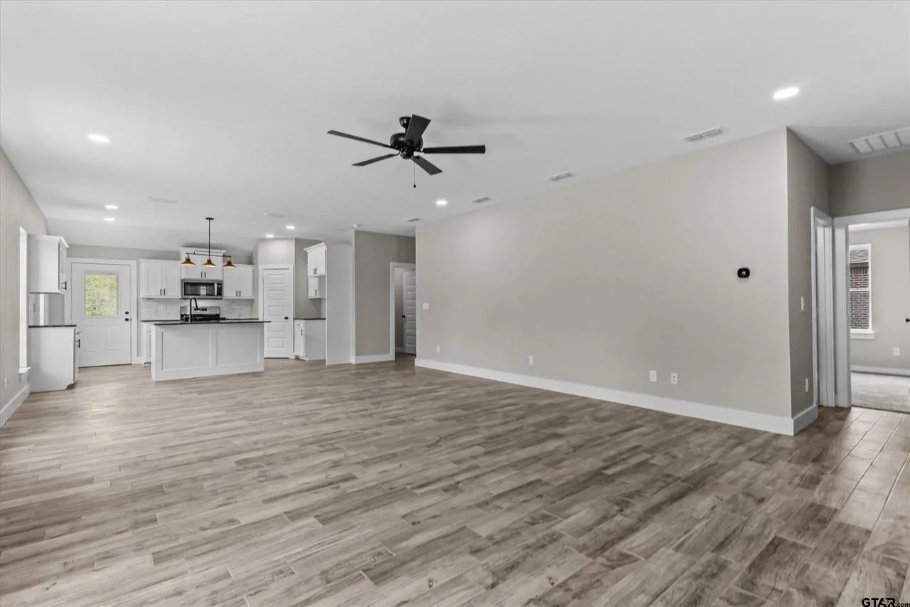 Single Family Residence For Sale in Smith County , 16134 Crossing Circle, Lindale, Texas 75771, 3 Bedroom, 2 Bathroom, 2 Garage spaces, 1,545 Sqft, built in 2024, mls#21335178, Real Estate Agent in Lindale, Homes For Sale in Smith county, Homes For Sale in Lindale, Realtor in Lindale Texas, Real Estate Brokerage Independent Realty Texas, Luminita Cordes Realtor