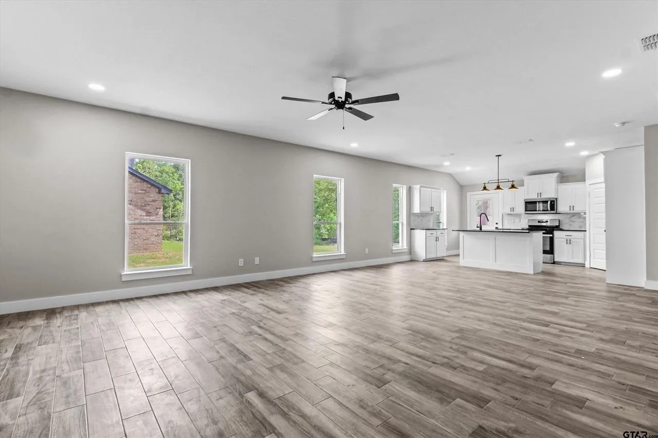 Single Family Residence For Sale in Smith County , 16134 Crossing Circle, Lindale, Texas 75771, 3 Bedroom, 2 Bathroom, 2 Garage spaces, 1,545 Sqft, built in 2024, mls#21335178, Real Estate Agent in Lindale, Homes For Sale in Smith county, Homes For Sale in Lindale, Realtor in Lindale Texas, Real Estate Brokerage Independent Realty Texas, Luminita Cordes Realtor