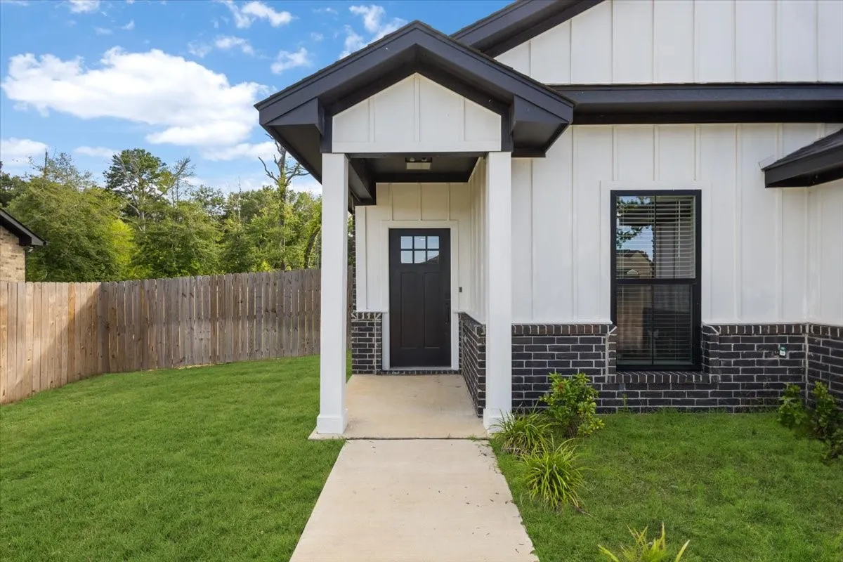 Single Family Residence For Sale in Smith County , 16134 Crossing Circle, Lindale, Texas 75771, 3 Bedroom, 2 Bathroom, 2 Garage spaces, 1,545 Sqft, built in 2024, mls#21335178, Real Estate Agent in Lindale, Homes For Sale in Smith county, Homes For Sale in Lindale, Realtor in Lindale Texas, Real Estate Brokerage Independent Realty Texas, Luminita Cordes Realtor