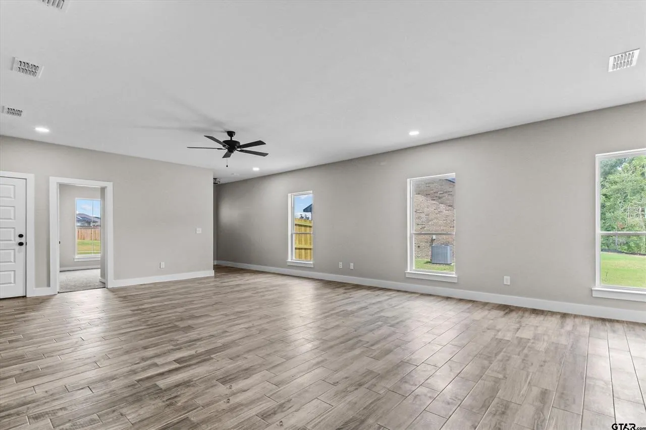 Single Family Residence For Sale in Smith County , 16134 Crossing Circle, Lindale, Texas 75771, 3 Bedroom, 2 Bathroom, 2 Garage spaces, 1,545 Sqft, built in 2024, mls#21335178, Real Estate Agent in Lindale, Homes For Sale in Smith county, Homes For Sale in Lindale, Realtor in Lindale Texas, Real Estate Brokerage Independent Realty Texas, Luminita Cordes Realtor