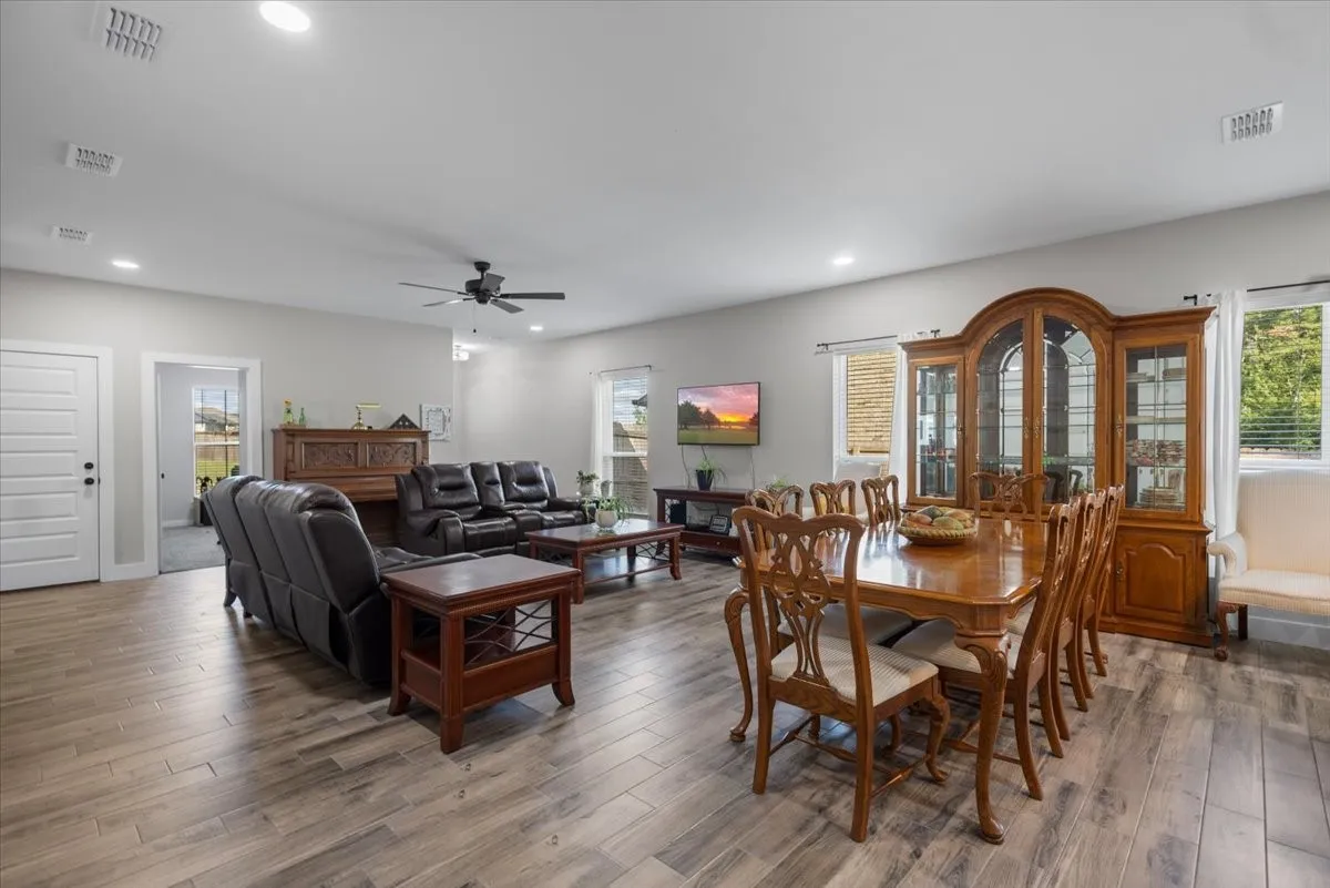 Single Family Residence For Sale in Smith County , 16134 Crossing Circle, Lindale, Texas 75771, 3 Bedroom, 2 Bathroom, 2 Garage spaces, 1,545 Sqft, built in 2024, mls#21335178, Real Estate Agent in Lindale, Homes For Sale in Smith county, Homes For Sale in Lindale, Realtor in Lindale Texas, Real Estate Brokerage Independent Realty Texas, Luminita Cordes Realtor