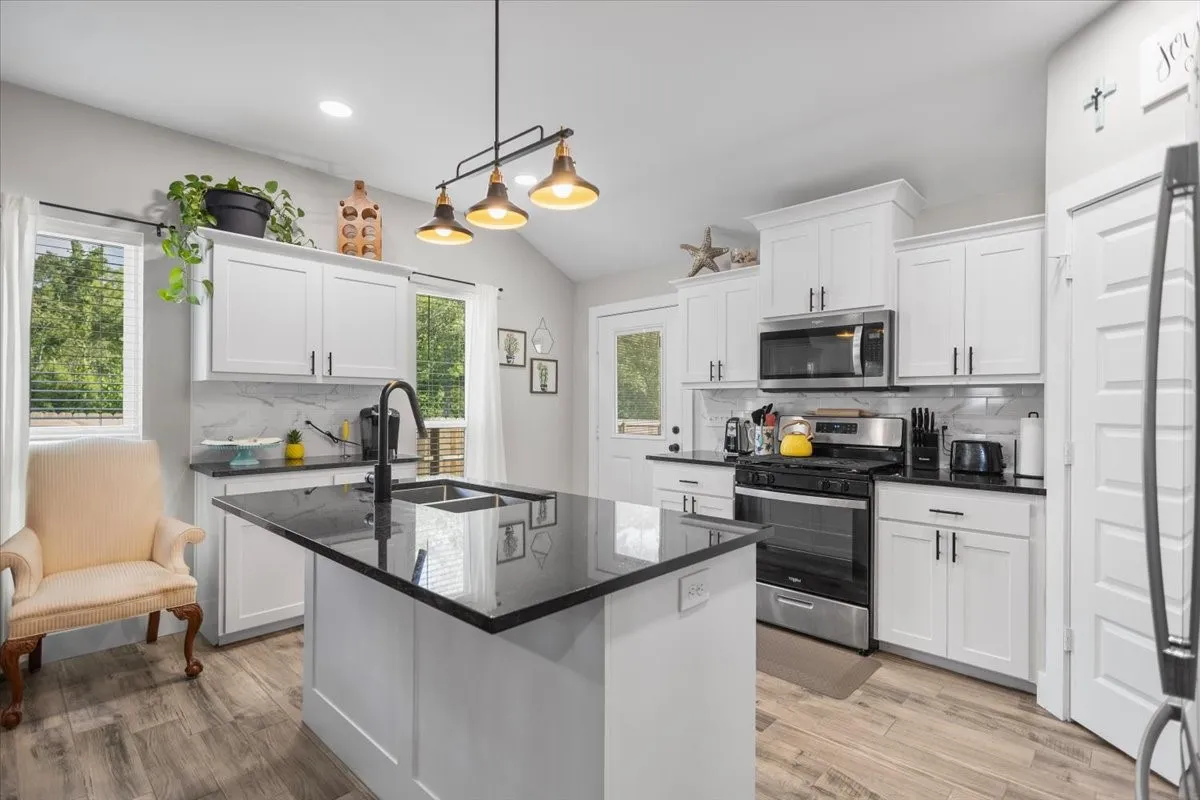 Single Family Residence For Sale in Smith County , 16134 Crossing Circle, Lindale, Texas 75771, 3 Bedroom, 2 Bathroom, 2 Garage spaces, 1,545 Sqft, built in 2024, mls#21335178, Real Estate Agent in Lindale, Homes For Sale in Smith county, Homes For Sale in Lindale, Realtor in Lindale Texas, Real Estate Brokerage Independent Realty Texas, Luminita Cordes Realtor