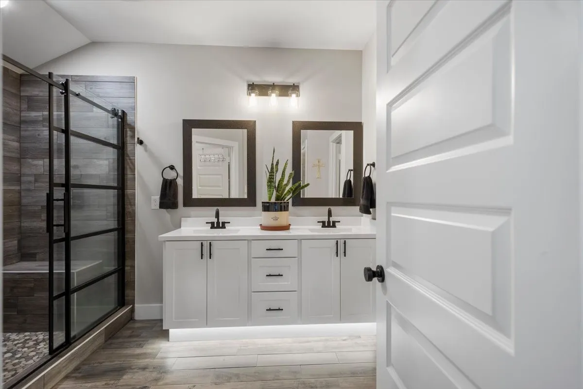 Single Family Residence For Sale in Smith County , 16134 Crossing Circle, Lindale, Texas 75771, 3 Bedroom, 2 Bathroom, 2 Garage spaces, 1,545 Sqft, built in 2024, mls#21335178, Real Estate Agent in Lindale, Homes For Sale in Smith county, Homes For Sale in Lindale, Realtor in Lindale Texas, Real Estate Brokerage Independent Realty Texas, Luminita Cordes Realtor