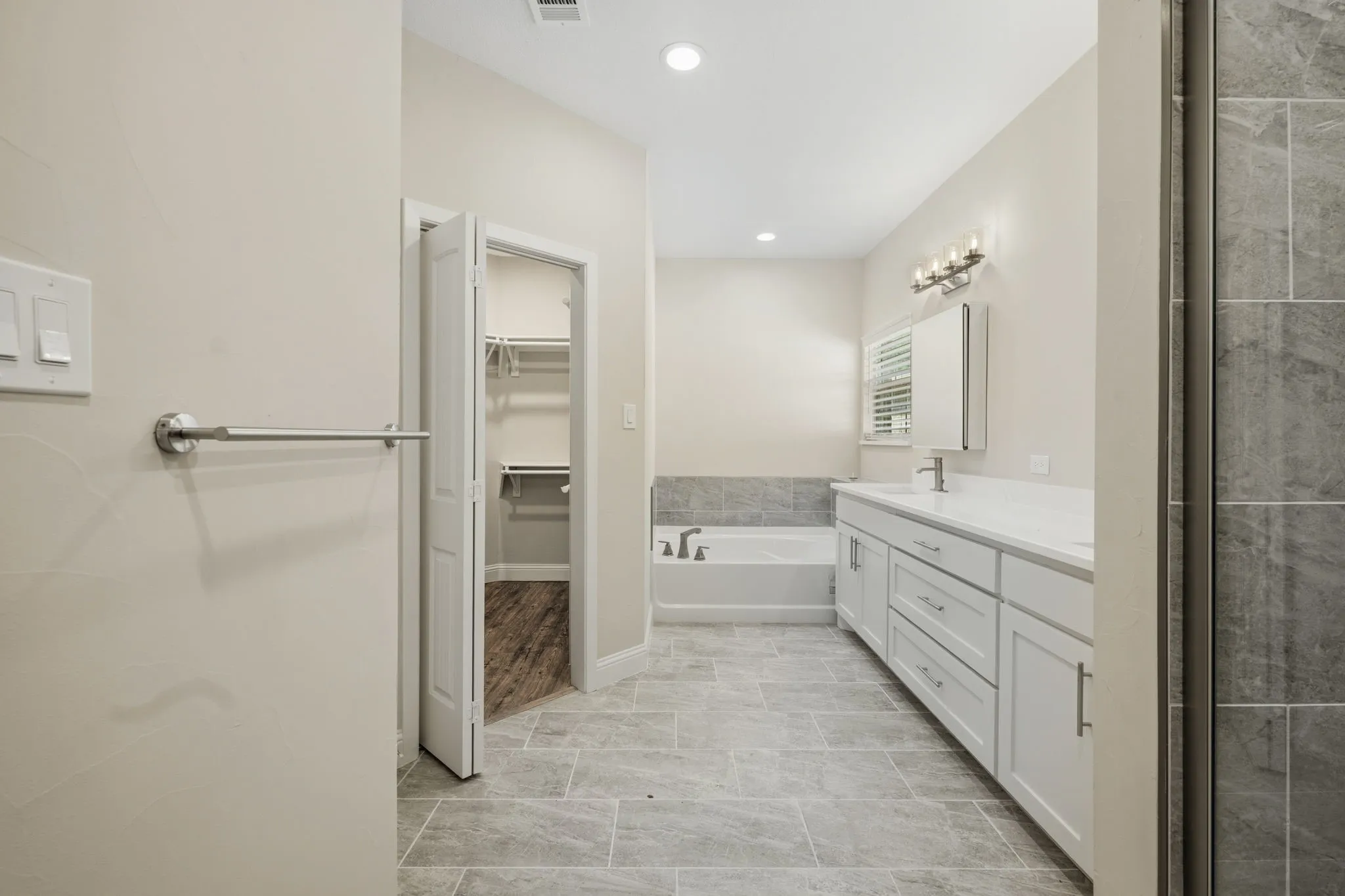 Single Family Residence For Sale in Grayson County , 899 E Jefferson Street, Van Alstyne, Texas 75495, 4 Bedrooms, 3 Bathrooms, 2 Garage spaces, 2,301 Sqft, built in 2022, Price $400,000, mls#21333293, Real Estate Agent in Van Alstyne, Homes For Sale in Grayson county, Homes For Sale in Van Alstyne, Realtor in Van Alstyne Texas, Real Estate Brokerage Independent Realty Texas, Luminita Cordes Realtor