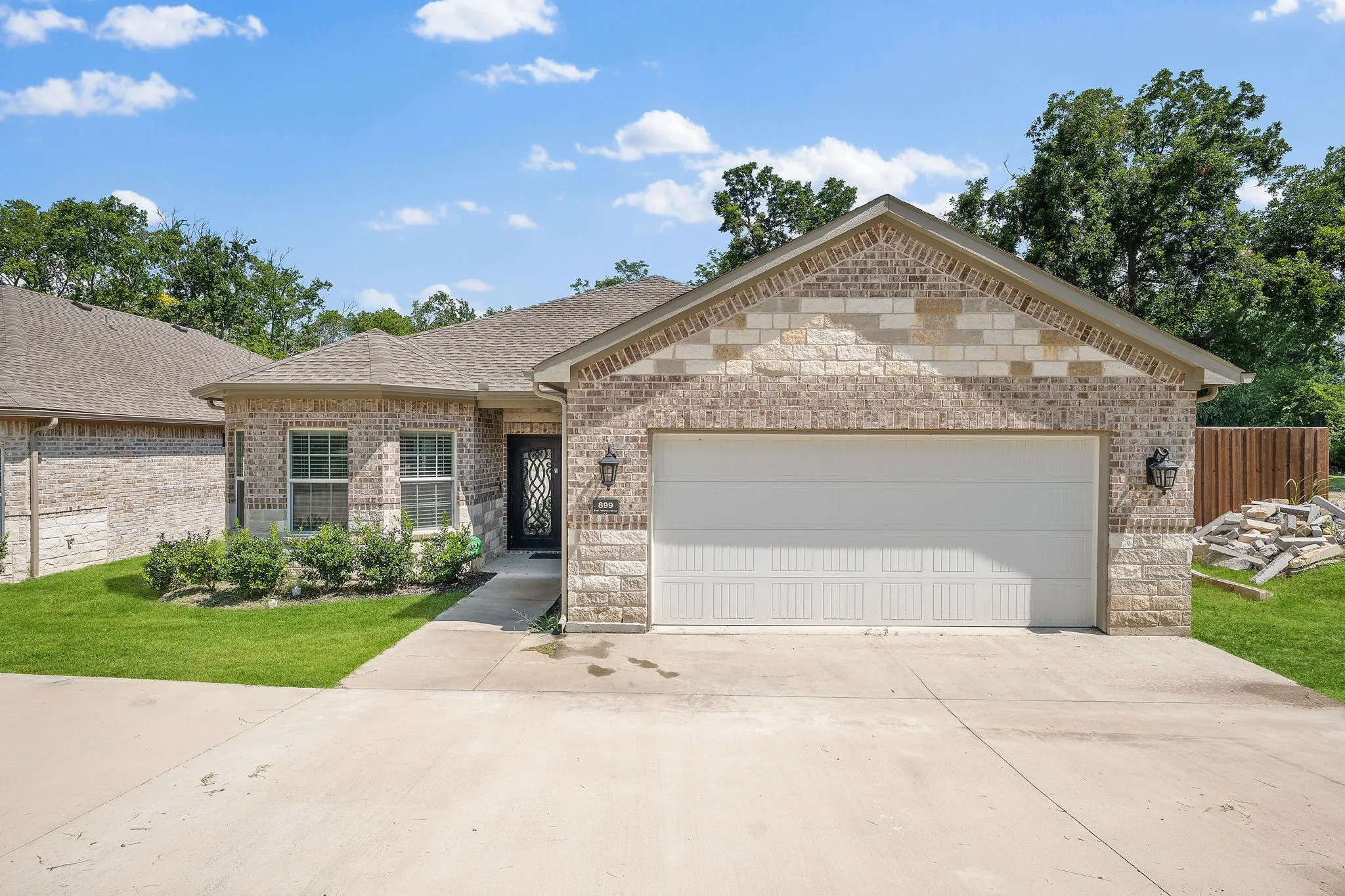 Single Family Residence For Sale in Grayson County , 899 E Jefferson Street, Van Alstyne, Texas 75495, 4 Bedrooms, 3 Bathrooms, 2 Garage spaces, 2,301 Sqft, built in 2022, Price $400,000, mls#21333293, Real Estate Agent in Van Alstyne, Homes For Sale in Grayson county, Homes For Sale in Van Alstyne, Realtor in Van Alstyne Texas, Real Estate Brokerage Independent Realty Texas, Luminita Cordes Realtor