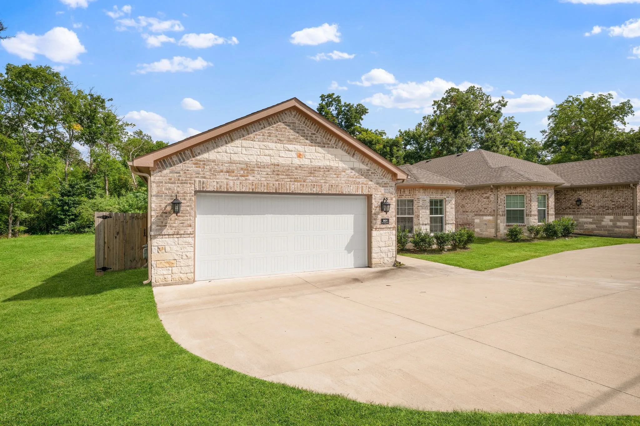Single Family Residence For Sale in Grayson County , 901 E Jefferson Street, Van Alstyne, Texas 75495, 4 Bedrooms, 3 Bathrooms, 2 Garage spaces, 2,301 Sqft, built in 2022, Price $400,000, mls#21333375, Real Estate Agent in Van Alstyne, Homes For Sale in Grayson county, Homes For Sale in Van Alstyne, Realtor in Van Alstyne Texas, Real Estate Brokerage Independent Realty Texas, Luminita Cordes Realtor