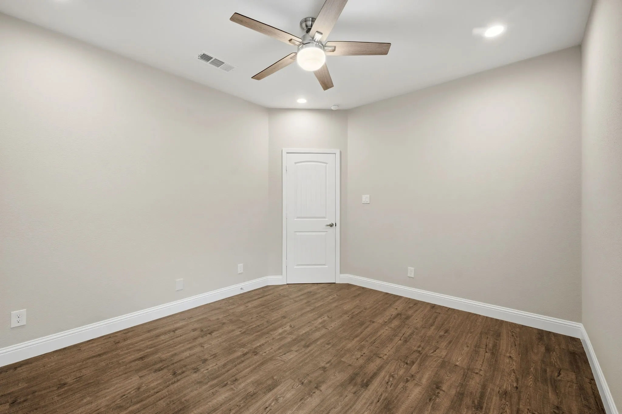 Single Family Residence For Sale in Grayson County , 901 E Jefferson Street, Van Alstyne, Texas 75495, 4 Bedrooms, 3 Bathrooms, 2 Garage spaces, 2,301 Sqft, built in 2022, Price $400,000, mls#21333375, Real Estate Agent in Van Alstyne, Homes For Sale in Grayson county, Homes For Sale in Van Alstyne, Realtor in Van Alstyne Texas, Real Estate Brokerage Independent Realty Texas, Luminita Cordes Realtor