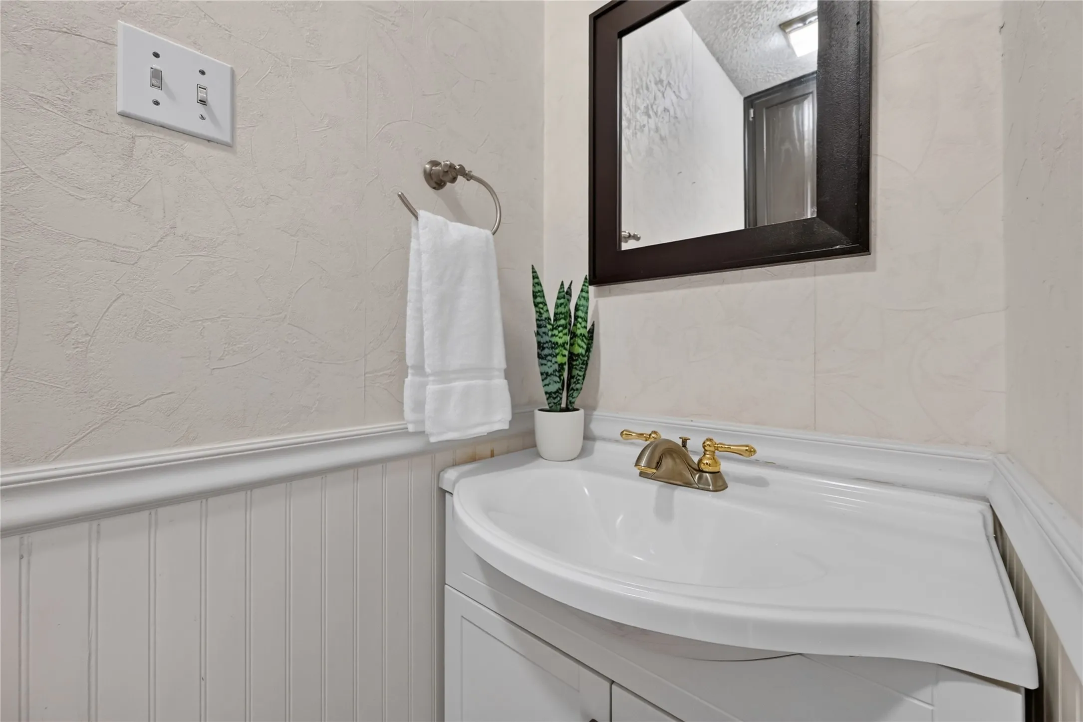 Single Family Residence For Rent in Tarrant County , 909 San Saba Drive, Southlake, Texas 76092, 4 Bedroom, 3 Bathroom, 2 Garage spaces, 2,330 Sqft, built in 1985, mls#21335188, Real Estate Agent in Southlake, Homes For Rent in Tarrant county, Homes For Rent in Southlake, Realtor in Southlake Texas, Real Estate Brokerage Independent Realty Texas, Luminita Cordes Realtor