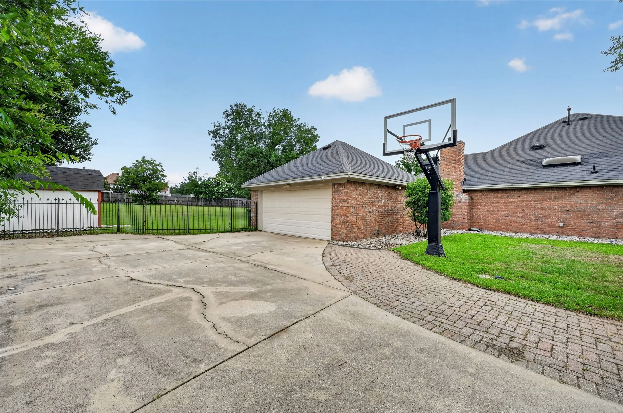Single Family Residence For Rent in Tarrant County , 909 San Saba Drive, Southlake, Texas 76092, 4 Bedroom, 3 Bathroom, 2 Garage spaces, 2,330 Sqft, built in 1985, mls#21335188, Real Estate Agent in Southlake, Homes For Rent in Tarrant county, Homes For Rent in Southlake, Realtor in Southlake Texas, Real Estate Brokerage Independent Realty Texas, Luminita Cordes Realtor