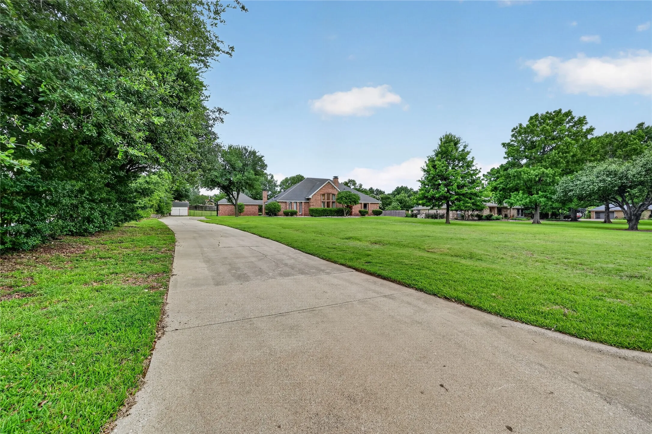 Single Family Residence For Rent in Tarrant County , 909 San Saba Drive, Southlake, Texas 76092, 4 Bedroom, 3 Bathroom, 2 Garage spaces, 2,330 Sqft, built in 1985, mls#21335188, Real Estate Agent in Southlake, Homes For Rent in Tarrant county, Homes For Rent in Southlake, Realtor in Southlake Texas, Real Estate Brokerage Independent Realty Texas, Luminita Cordes Realtor