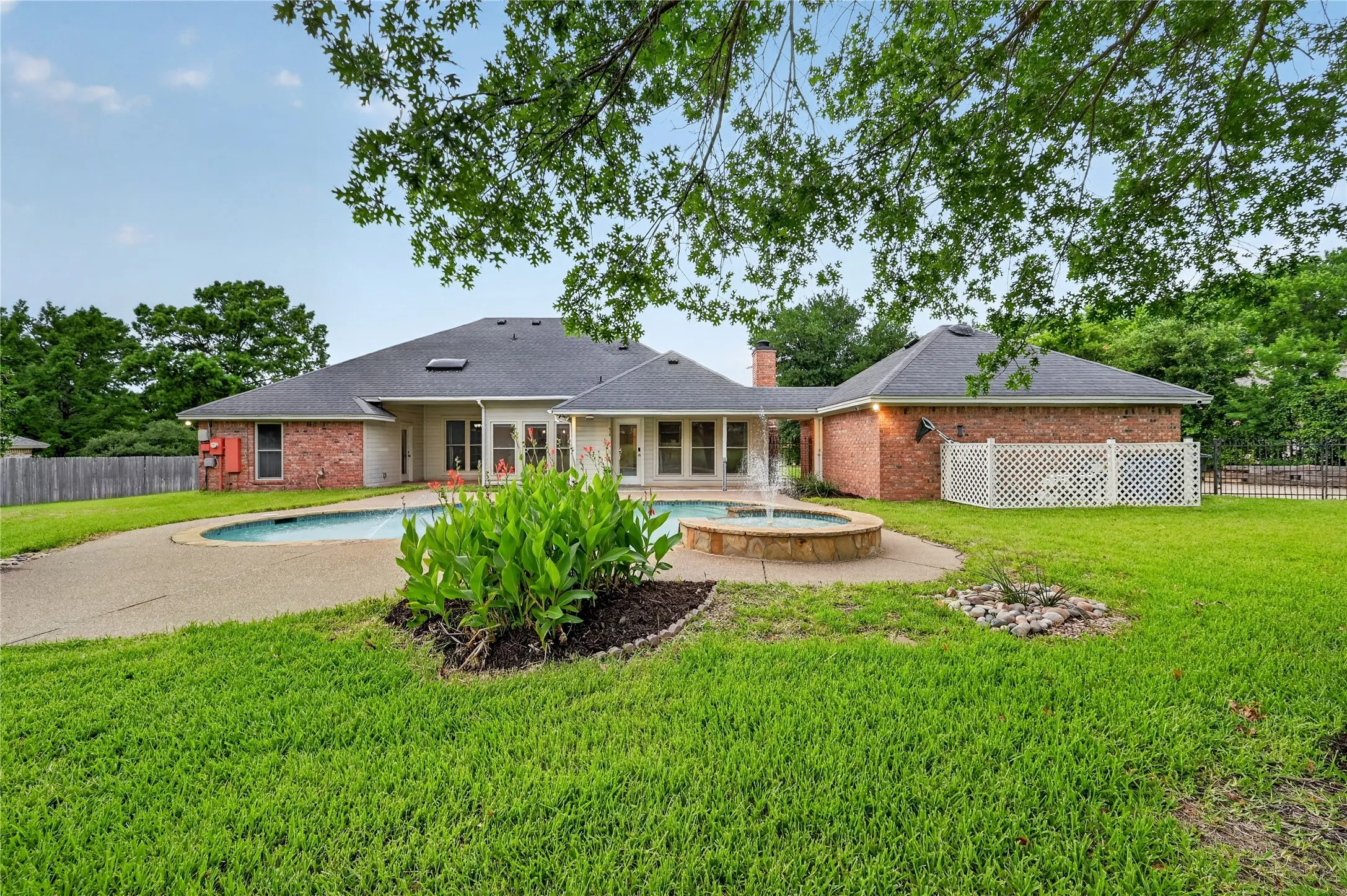 Single Family Residence For Rent in Tarrant County , 909 San Saba Drive, Southlake, Texas 76092, 4 Bedroom, 3 Bathroom, 2 Garage spaces, 2,330 Sqft, built in 1985, mls#21335188, Real Estate Agent in Southlake, Homes For Rent in Tarrant county, Homes For Rent in Southlake, Realtor in Southlake Texas, Real Estate Brokerage Independent Realty Texas, Luminita Cordes Realtor