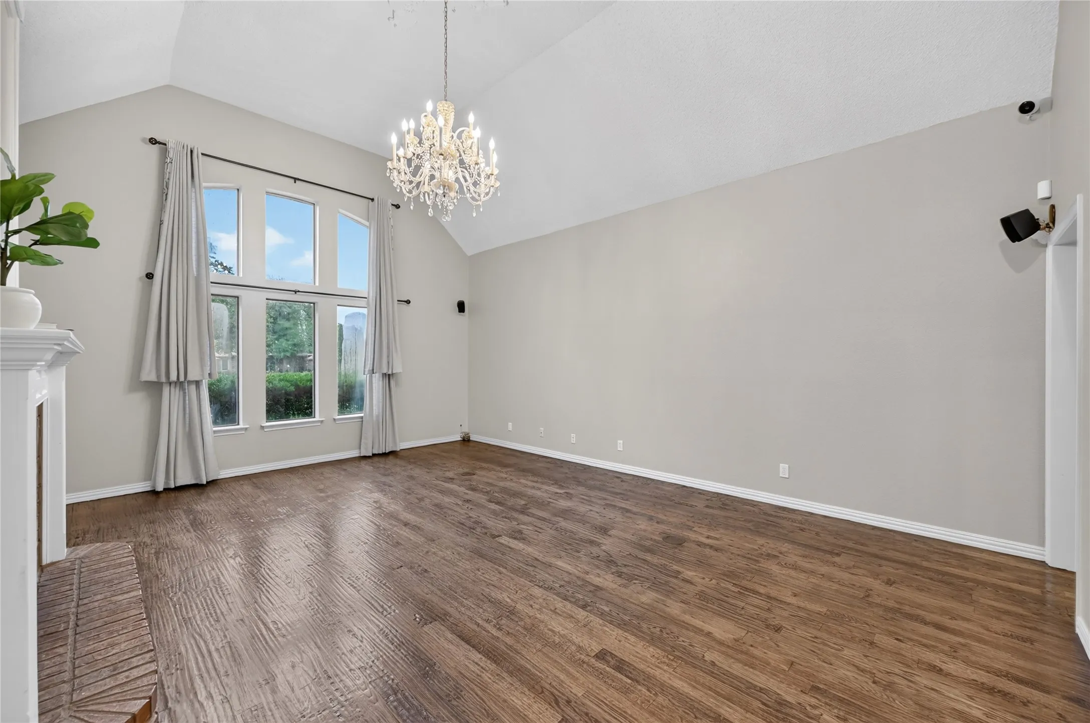 Single Family Residence For Rent in Tarrant County , 909 San Saba Drive, Southlake, Texas 76092, 4 Bedroom, 3 Bathroom, 2 Garage spaces, 2,330 Sqft, built in 1985, mls#21335188, Real Estate Agent in Southlake, Homes For Rent in Tarrant county, Homes For Rent in Southlake, Realtor in Southlake Texas, Real Estate Brokerage Independent Realty Texas, Luminita Cordes Realtor