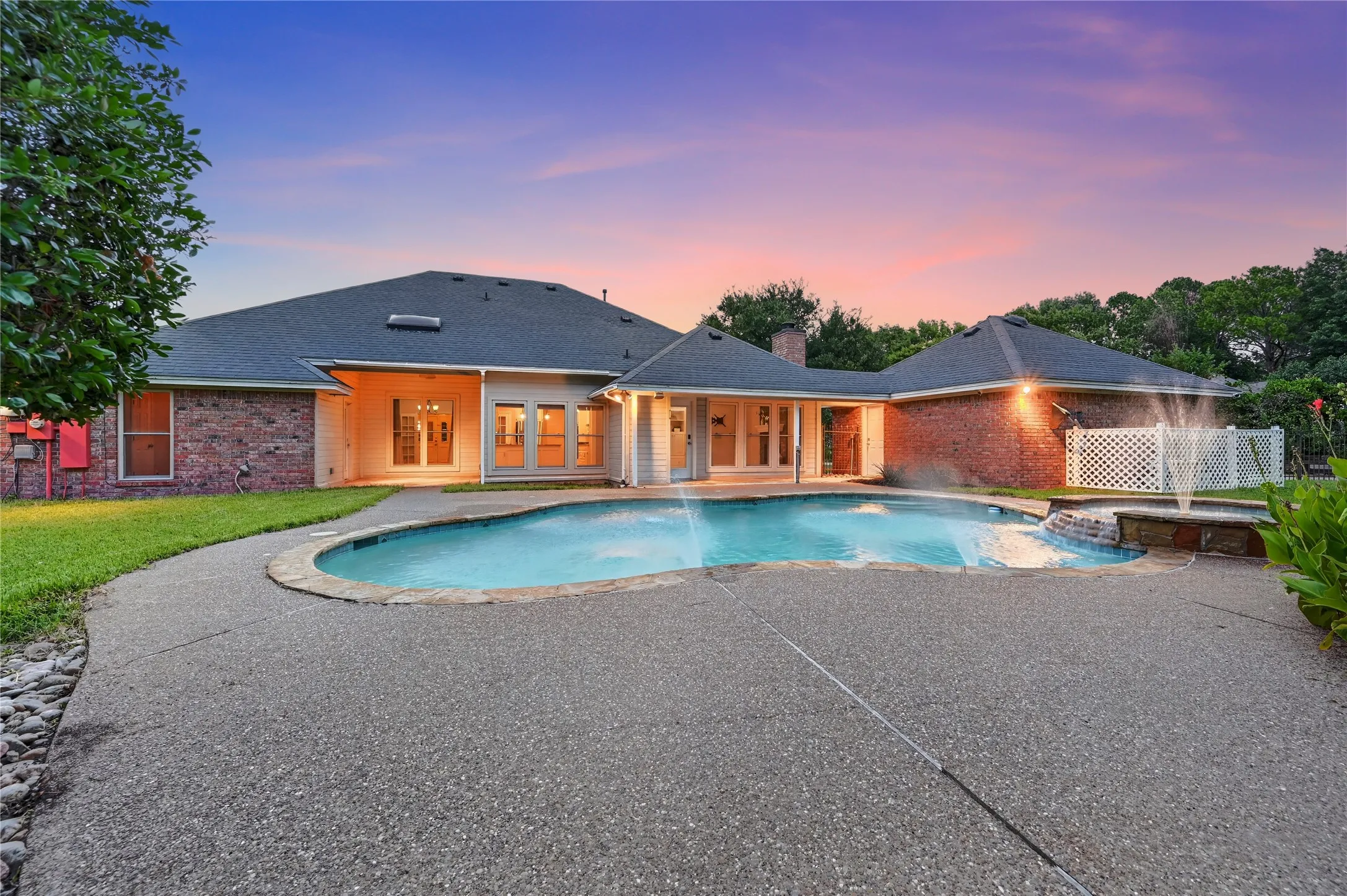 Single Family Residence For Rent in Tarrant County , 909 San Saba Drive, Southlake, Texas 76092, 4 Bedroom, 3 Bathroom, 2 Garage spaces, 2,330 Sqft, built in 1985, mls#21335188, Real Estate Agent in Southlake, Homes For Rent in Tarrant county, Homes For Rent in Southlake, Realtor in Southlake Texas, Real Estate Brokerage Independent Realty Texas, Luminita Cordes Realtor
