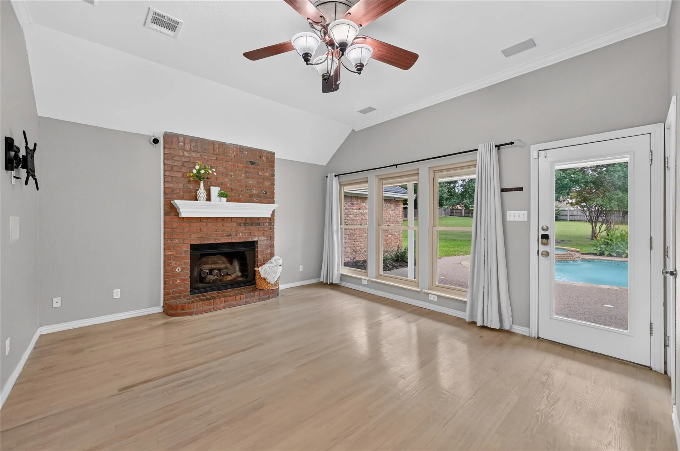 Single Family Residence For Rent in Tarrant County , 909 San Saba Drive, Southlake, Texas 76092, 4 Bedroom, 3 Bathroom, 2 Garage spaces, 2,330 Sqft, built in 1985, mls#21335188, Real Estate Agent in Southlake, Homes For Rent in Tarrant county, Homes For Rent in Southlake, Realtor in Southlake Texas, Real Estate Brokerage Independent Realty Texas, Luminita Cordes Realtor