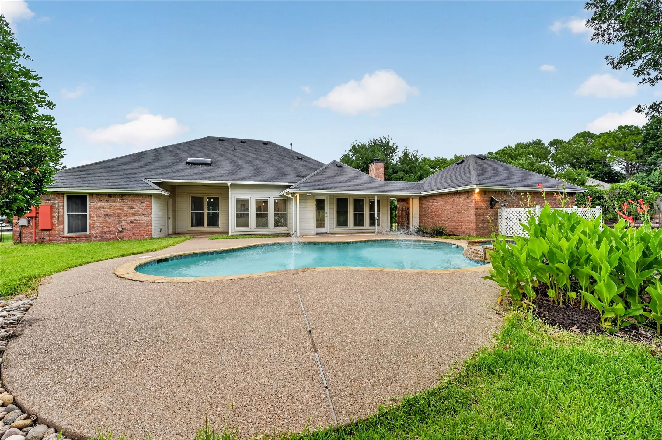 Single Family Residence For Rent in Tarrant County , 909 San Saba Drive, Southlake, Texas 76092, 4 Bedroom, 3 Bathroom, 2 Garage spaces, 2,330 Sqft, built in 1985, mls#21335188, Real Estate Agent in Southlake, Homes For Rent in Tarrant county, Homes For Rent in Southlake, Realtor in Southlake Texas, Real Estate Brokerage Independent Realty Texas, Luminita Cordes Realtor