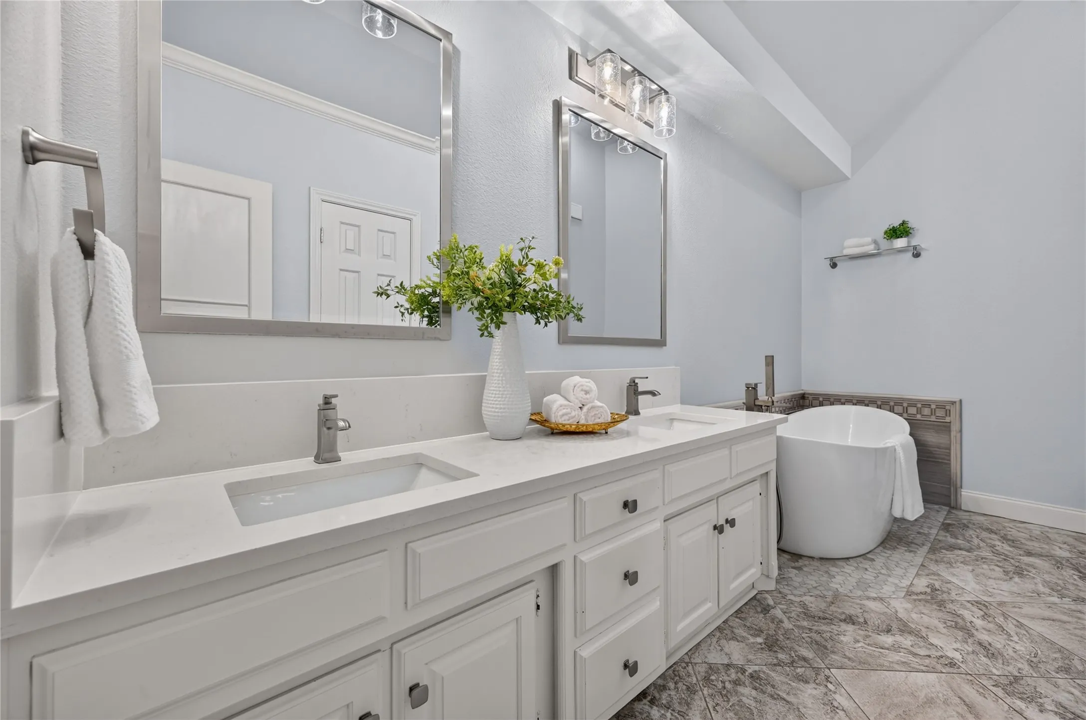 Single Family Residence For Rent in Tarrant County , 909 San Saba Drive, Southlake, Texas 76092, 4 Bedroom, 3 Bathroom, 2 Garage spaces, 2,330 Sqft, built in 1985, mls#21335188, Real Estate Agent in Southlake, Homes For Rent in Tarrant county, Homes For Rent in Southlake, Realtor in Southlake Texas, Real Estate Brokerage Independent Realty Texas, Luminita Cordes Realtor