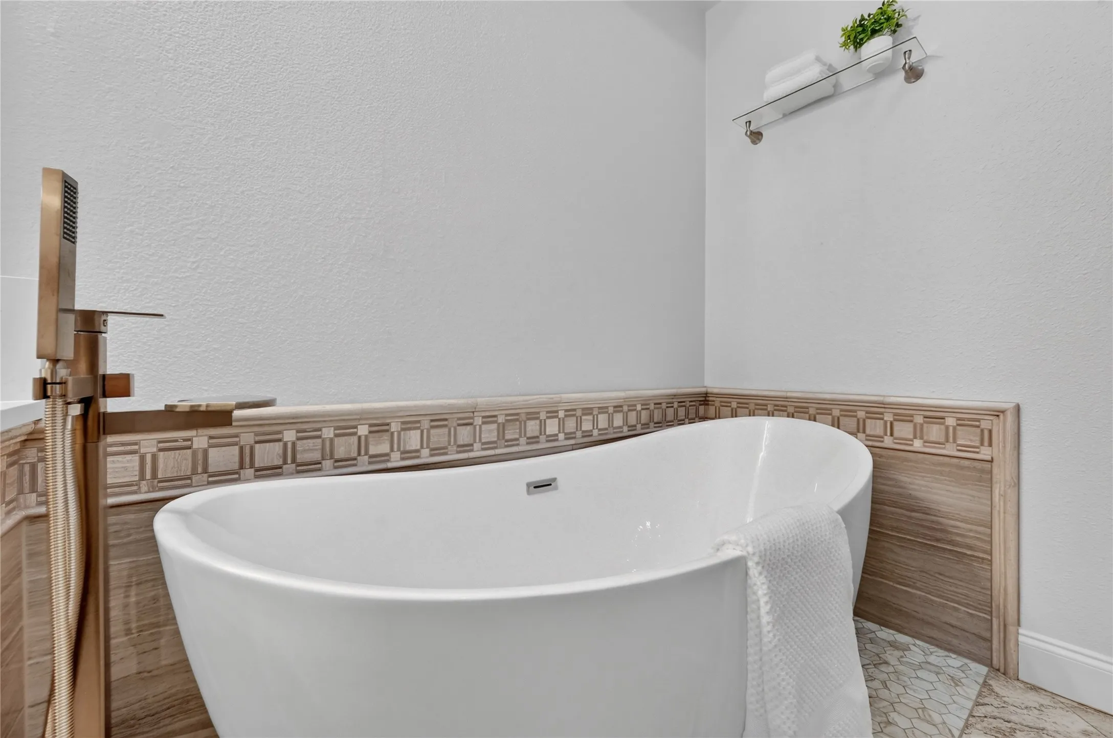 Single Family Residence For Rent in Tarrant County , 909 San Saba Drive, Southlake, Texas 76092, 4 Bedroom, 3 Bathroom, 2 Garage spaces, 2,330 Sqft, built in 1985, mls#21335188, Real Estate Agent in Southlake, Homes For Rent in Tarrant county, Homes For Rent in Southlake, Realtor in Southlake Texas, Real Estate Brokerage Independent Realty Texas, Luminita Cordes Realtor