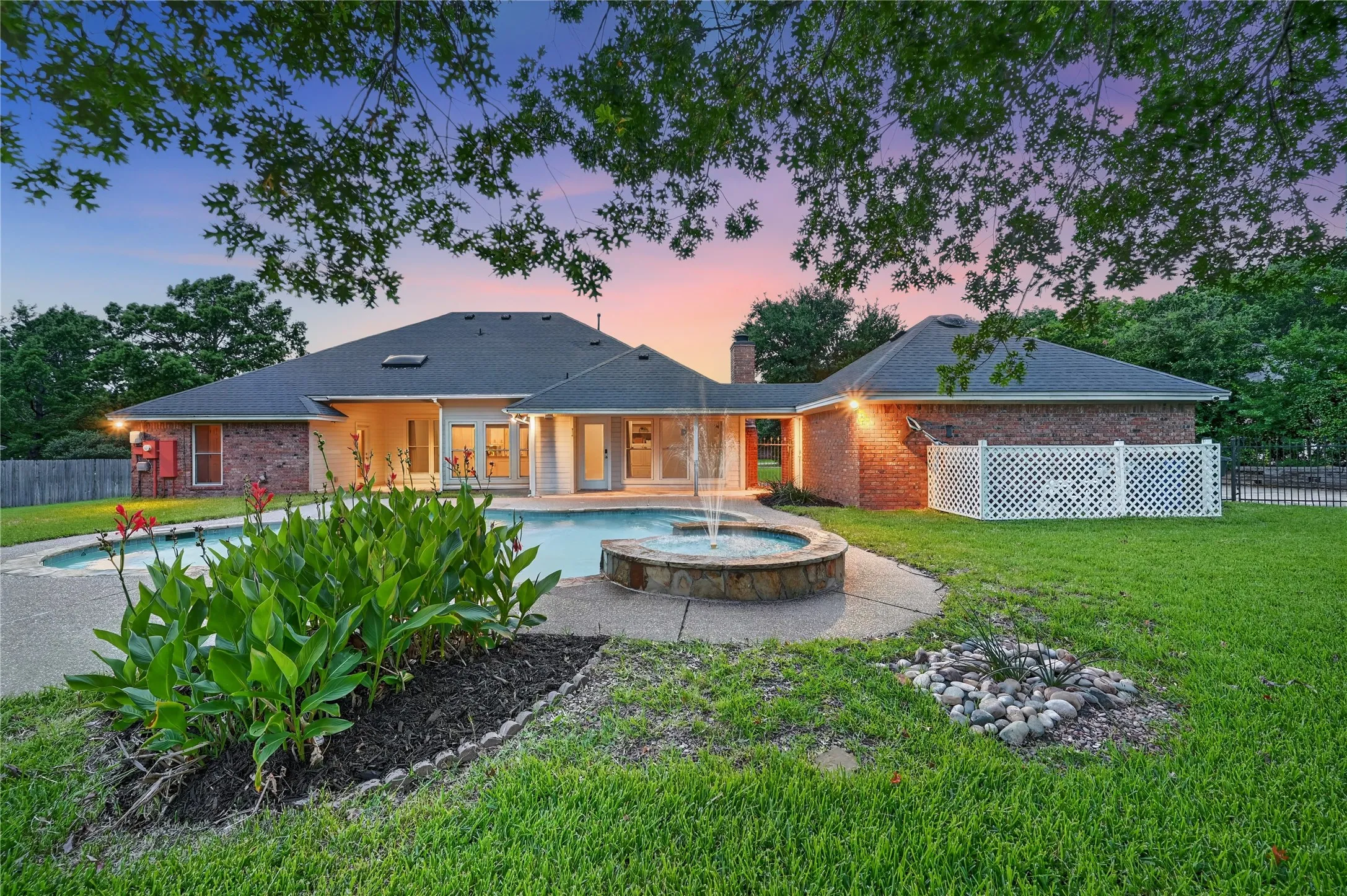 Single Family Residence For Rent in Tarrant County , 909 San Saba Drive, Southlake, Texas 76092, 4 Bedroom, 3 Bathroom, 2 Garage spaces, 2,330 Sqft, built in 1985, mls#21335188, Real Estate Agent in Southlake, Homes For Rent in Tarrant county, Homes For Rent in Southlake, Realtor in Southlake Texas, Real Estate Brokerage Independent Realty Texas, Luminita Cordes Realtor