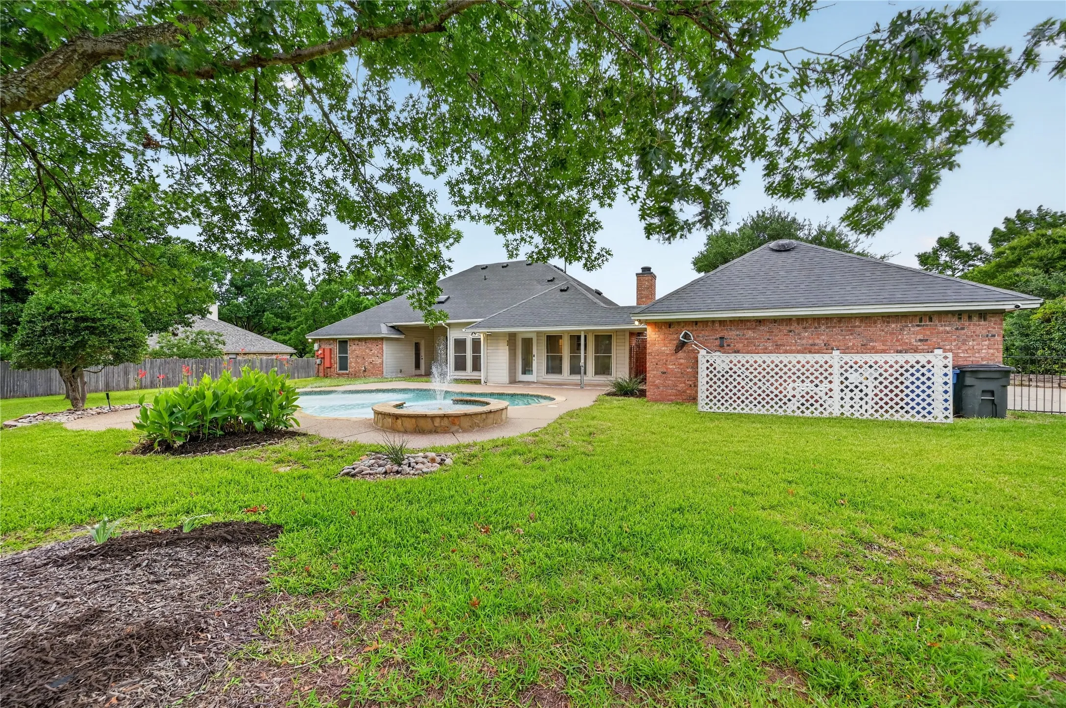 Single Family Residence For Rent in Tarrant County , 909 San Saba Drive, Southlake, Texas 76092, 4 Bedroom, 3 Bathroom, 2 Garage spaces, 2,330 Sqft, built in 1985, mls#21335188, Real Estate Agent in Southlake, Homes For Rent in Tarrant county, Homes For Rent in Southlake, Realtor in Southlake Texas, Real Estate Brokerage Independent Realty Texas, Luminita Cordes Realtor