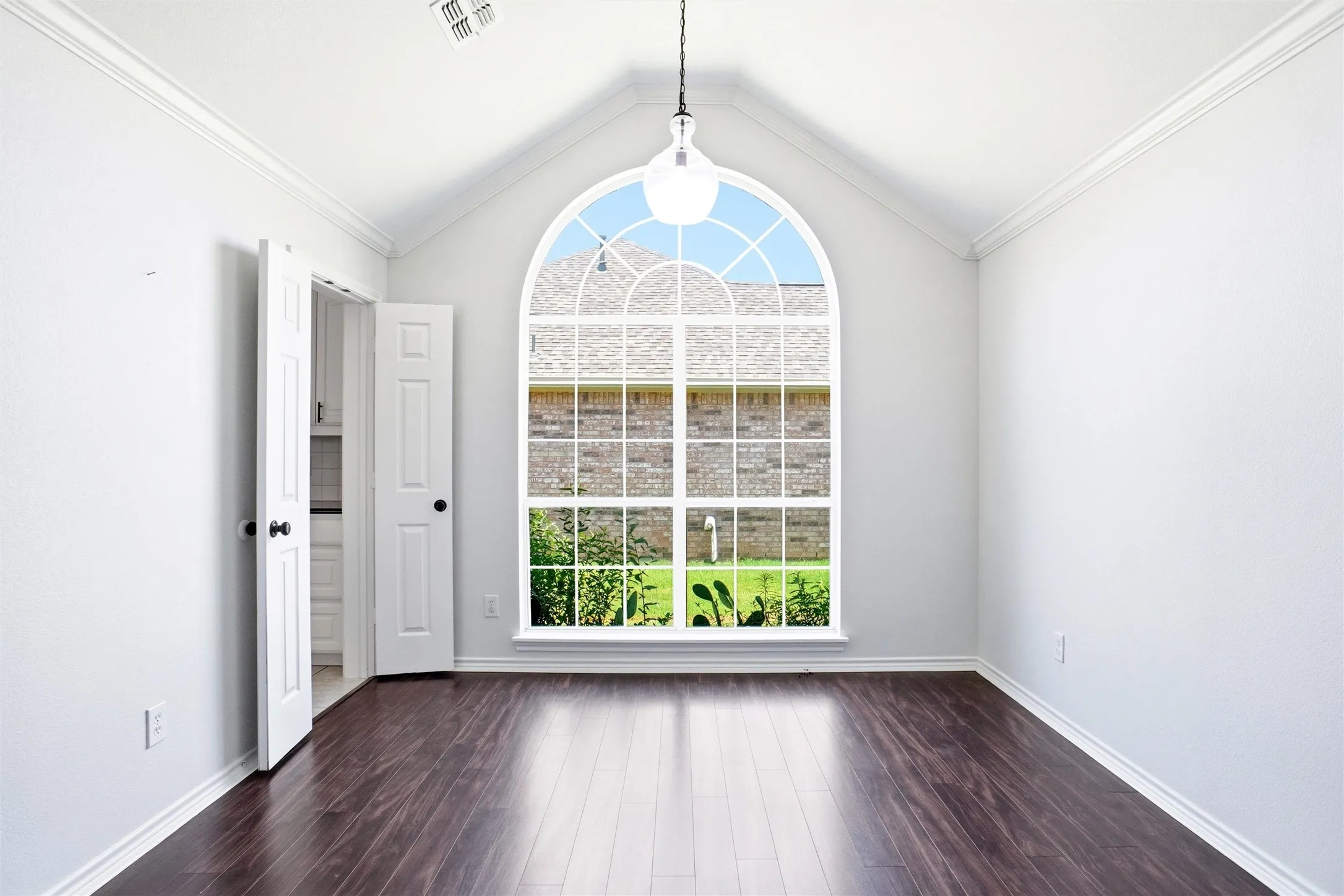 Single Family Residence For Sale in Denton County , 317 Cherokee Trail, Argyle, Texas 76226, 3 Bedroom, 2 Bathroom, 2 Garage spaces, 1,952 Sqft, built in 1998, Price $409,900, mls#21335191, Real Estate Agent in Argyle, Homes For Sale in Denton county, Homes For Sale in Argyle, Realtor in Argyle Texas, Real Estate Brokerage Independent Realty Texas, Luminita Cordes Realtor
