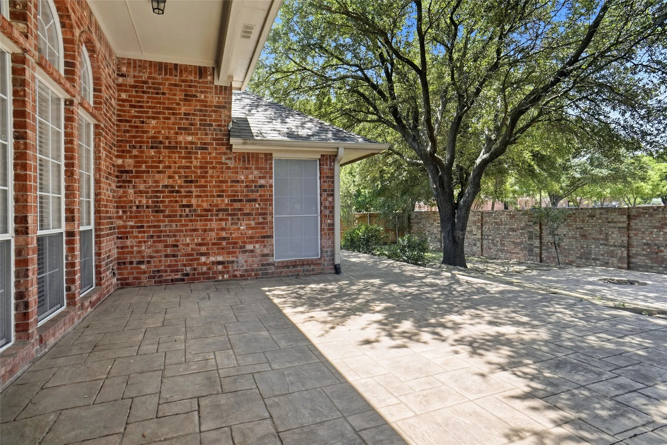 Single Family Residence For Sale in Denton County , 317 Cherokee Trail, Argyle, Texas 76226, 3 Bedroom, 2 Bathroom, 2 Garage spaces, 1,952 Sqft, built in 1998, Price $409,900, mls#21335191, Real Estate Agent in Argyle, Homes For Sale in Denton county, Homes For Sale in Argyle, Realtor in Argyle Texas, Real Estate Brokerage Independent Realty Texas, Luminita Cordes Realtor