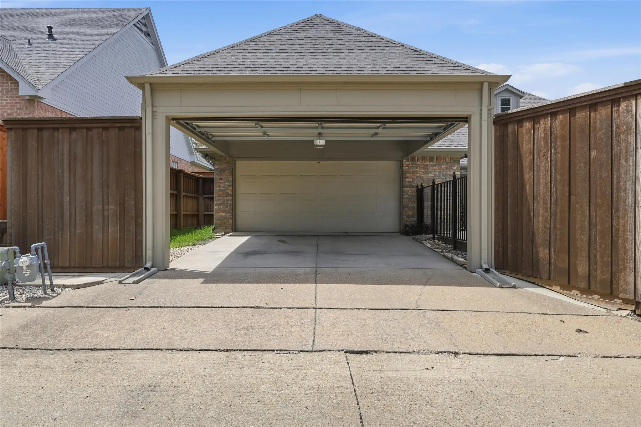 2 Car Garage w/ 2 Car Carport w/ 2nd Garage Door