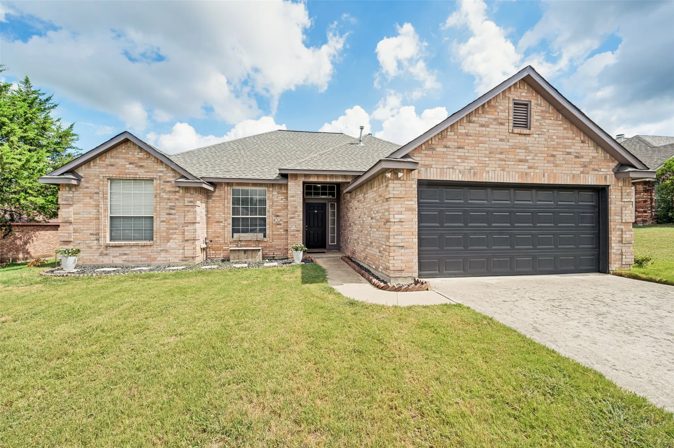 Single Family Residence For Sale in Wise County , 206 Ridge View Court, Decatur, Texas 76234, 3 Bedroom, 2 Bathroom, 2 Garage spaces, 1,470 Sqft, built in 2001, mls#21334233, Real Estate Agent in Decatur, Homes For Sale in Wise county, Homes For Sale in Decatur, Realtor in Decatur Texas, Real Estate Brokerage Independent Realty Texas, Luminita Cordes Realtor