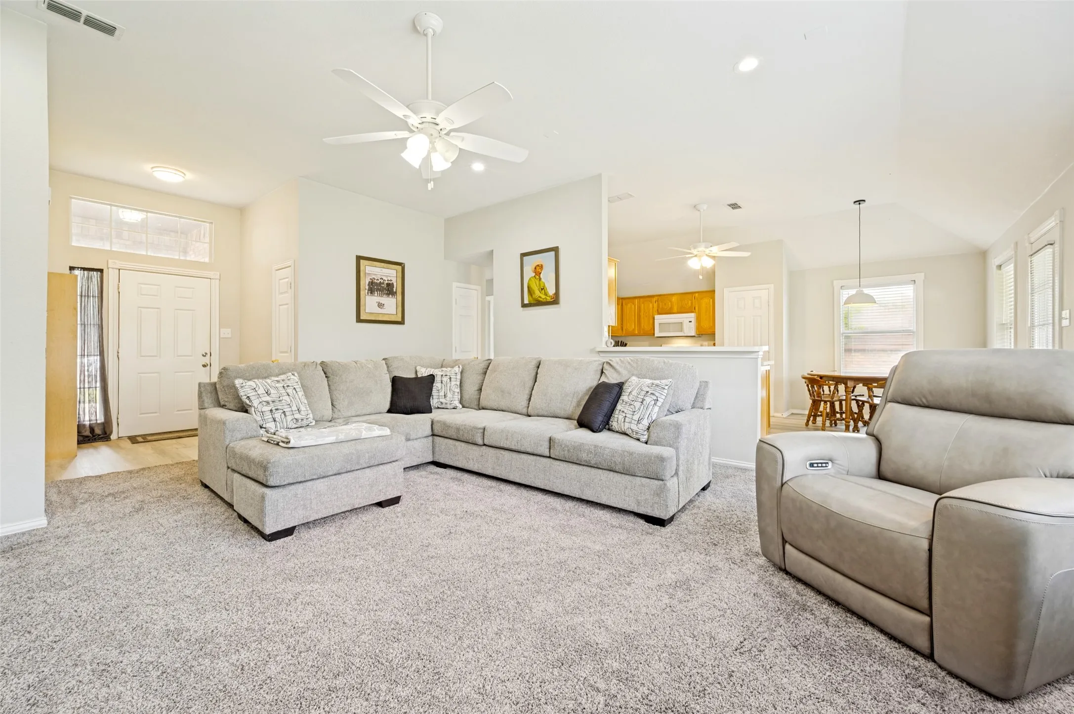 Single Family Residence For Sale in Wise County , 206 Ridge View Court, Decatur, Texas 76234, 3 Bedroom, 2 Bathroom, 2 Garage spaces, 1,470 Sqft, built in 2001, mls#21334233, Real Estate Agent in Decatur, Homes For Sale in Wise county, Homes For Sale in Decatur, Realtor in Decatur Texas, Real Estate Brokerage Independent Realty Texas, Luminita Cordes Realtor